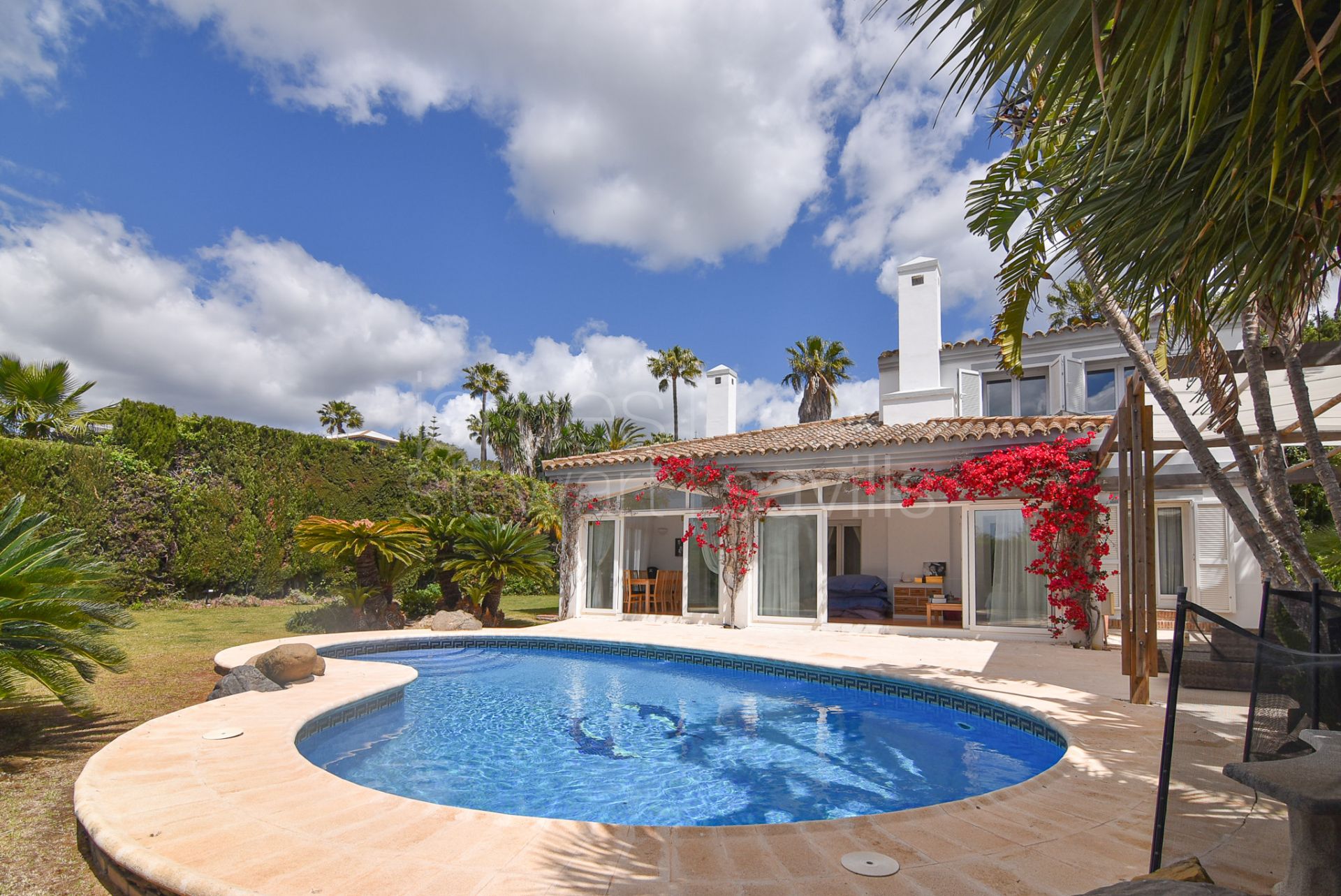 Great family home with very pretty unobstructed Mediterranean views in Sotogrande Alto