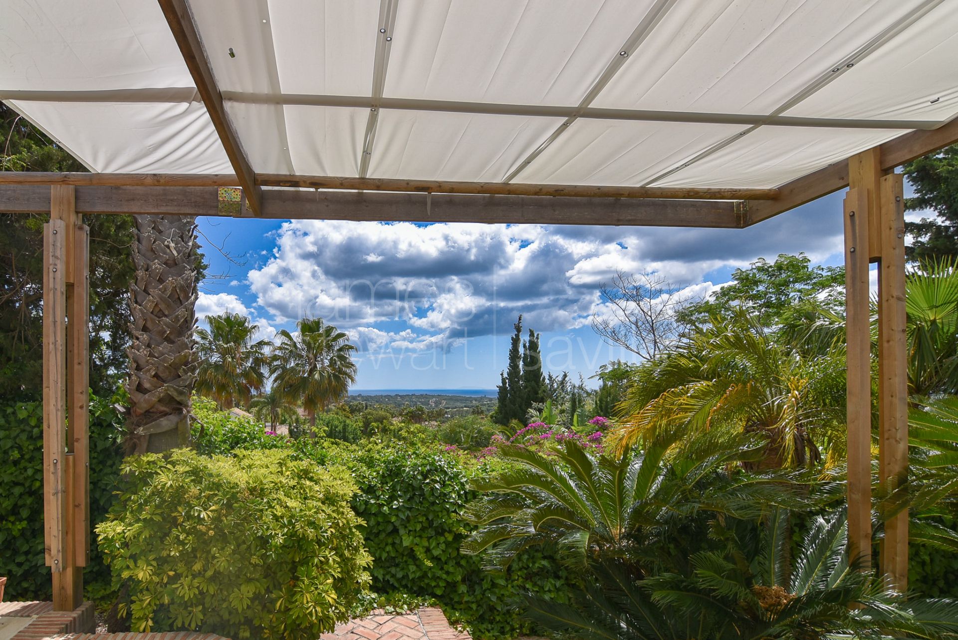 Great family home with very pretty unobstructed Mediterranean views in Sotogrande Alto