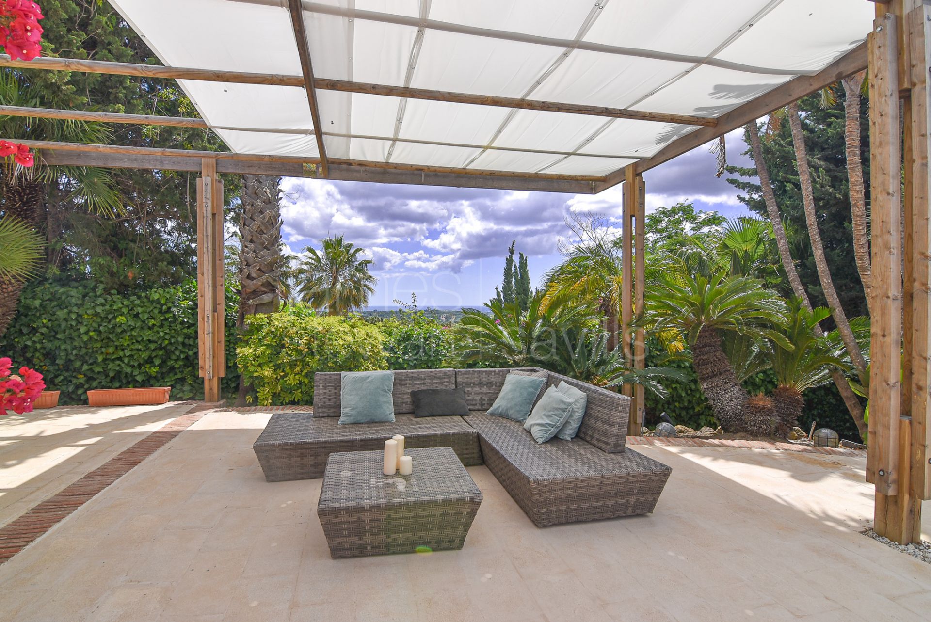 Great family home with very pretty unobstructed Mediterranean views in Sotogrande Alto