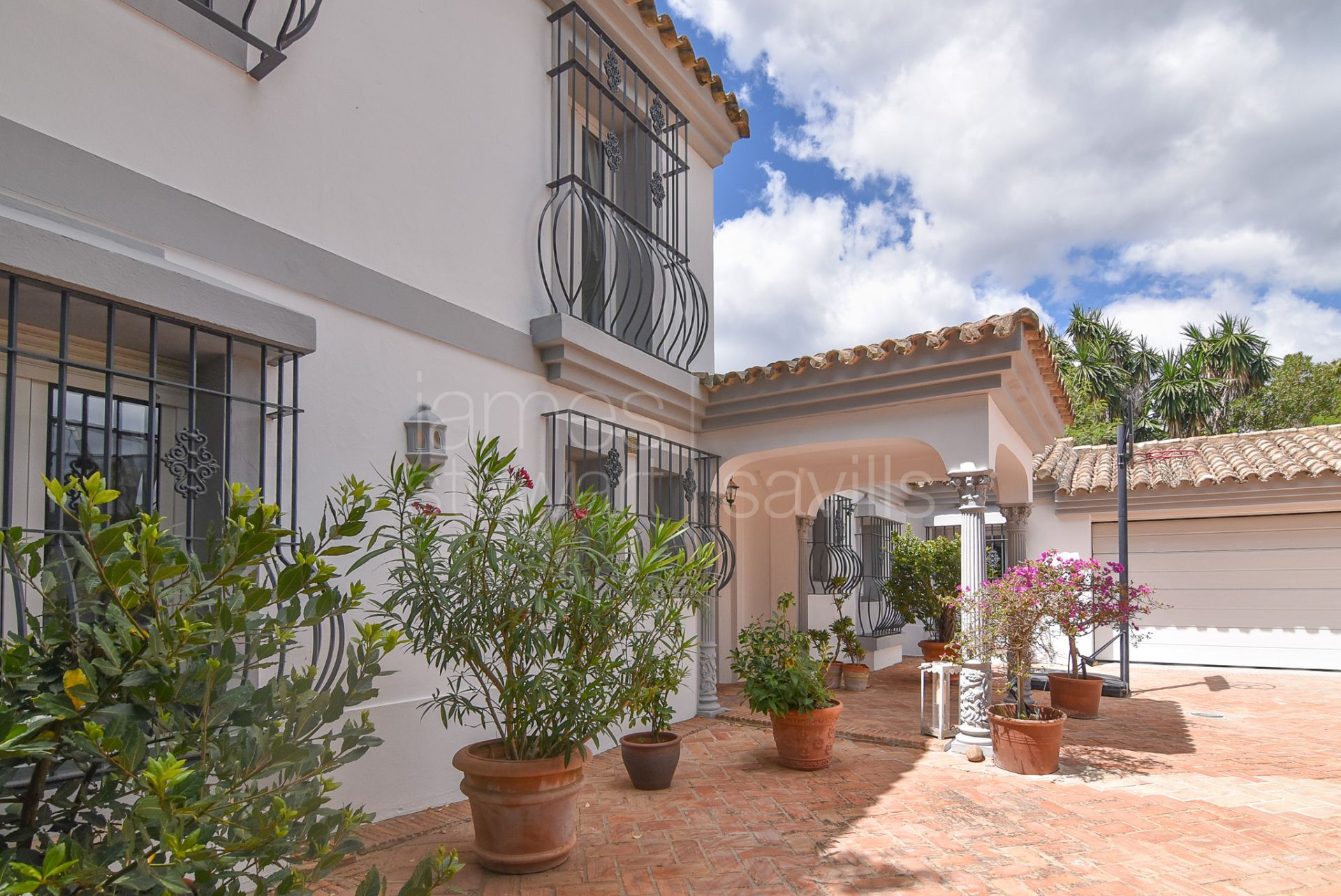 Great family home with very pretty unobstructed Mediterranean views in Sotogrande Alto