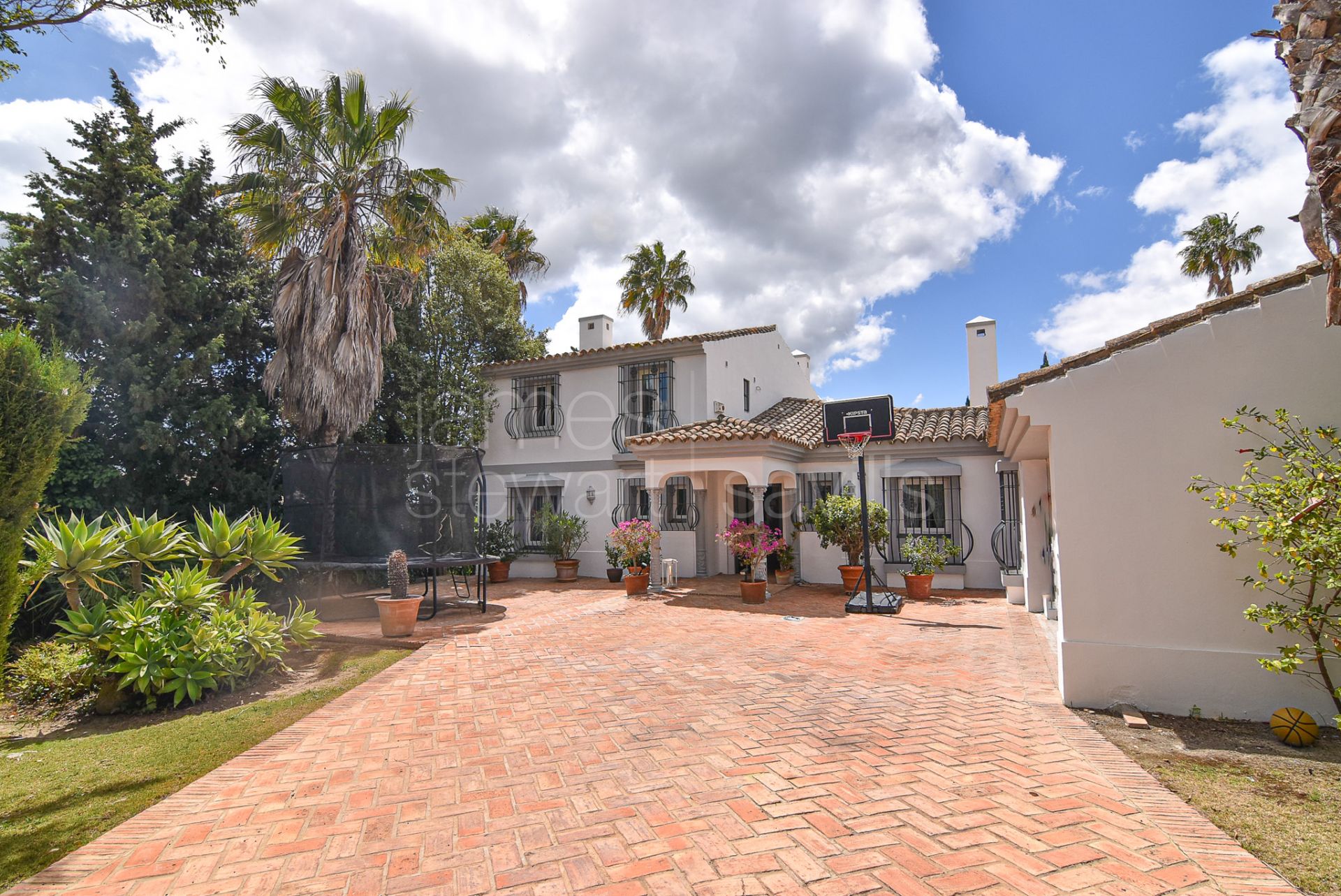 Great family home with very pretty unobstructed Mediterranean views in Sotogrande Alto