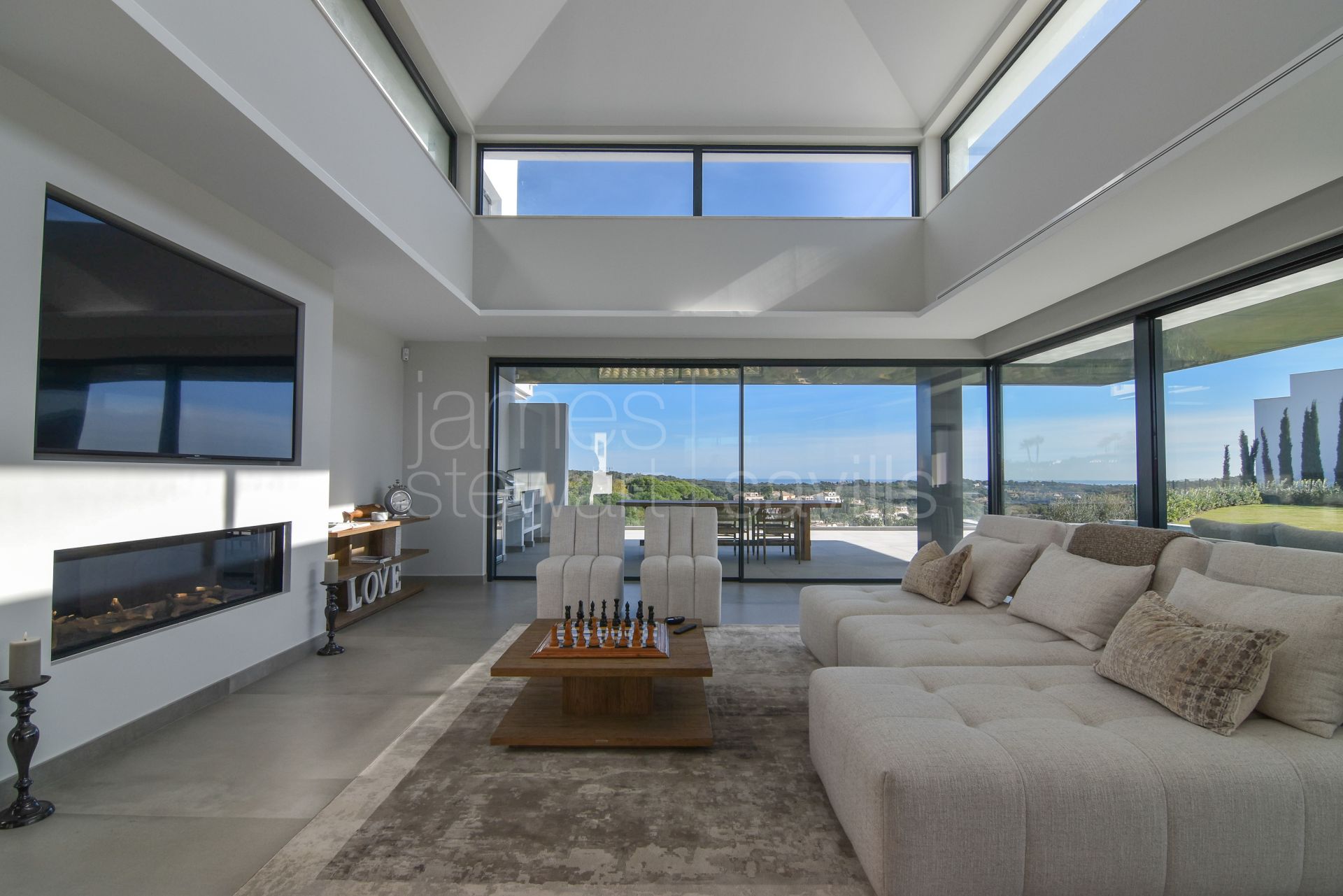 A superb brand new villa with panoramic sea and Sotogrande views