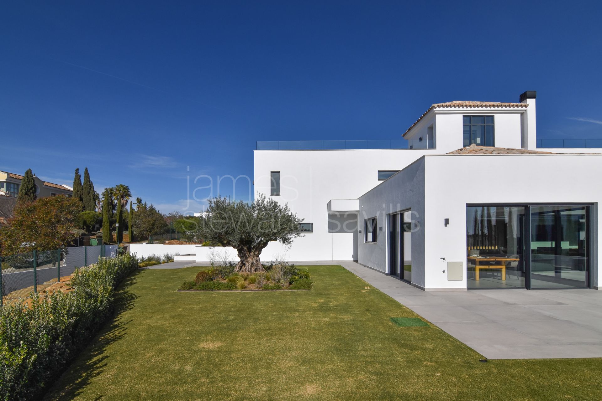 A superb brand new villa with panoramic sea and Sotogrande views