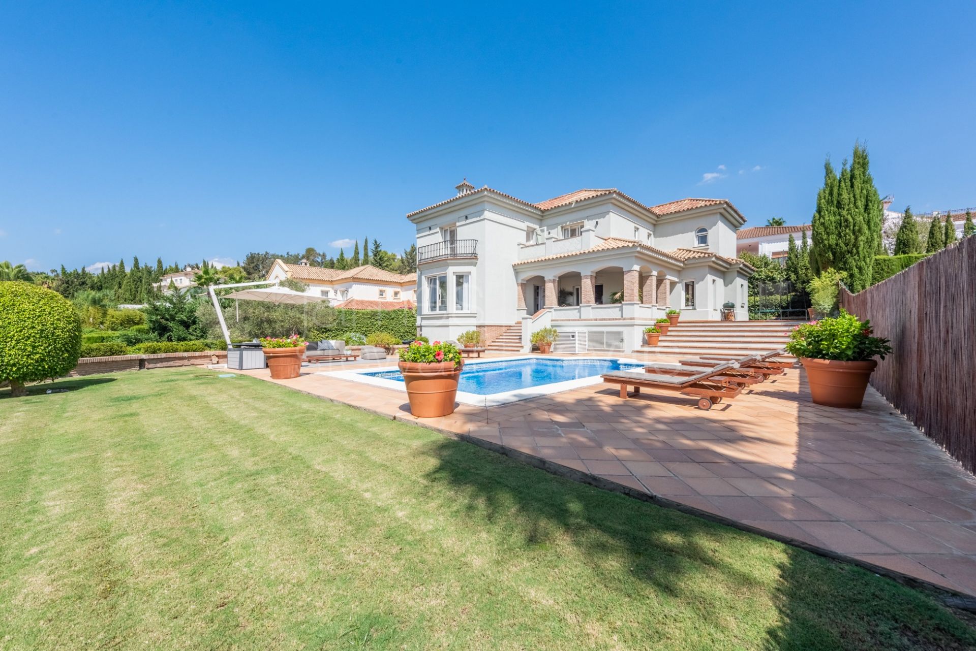 Excellent family home on a quiet cul-de-sac with panoramic golf views