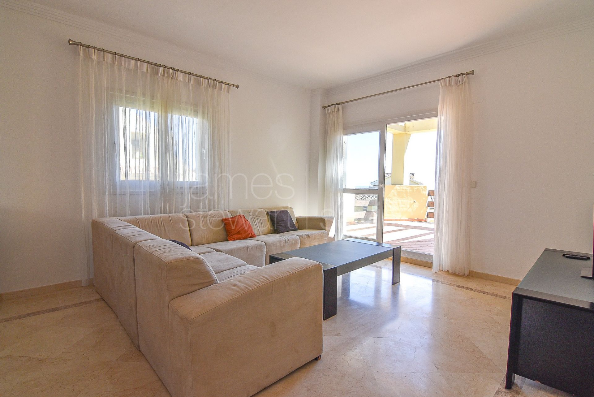 Apartamento de dos dormitorios en Hoyo 1 con vistas al mar y 88m2 de terraza