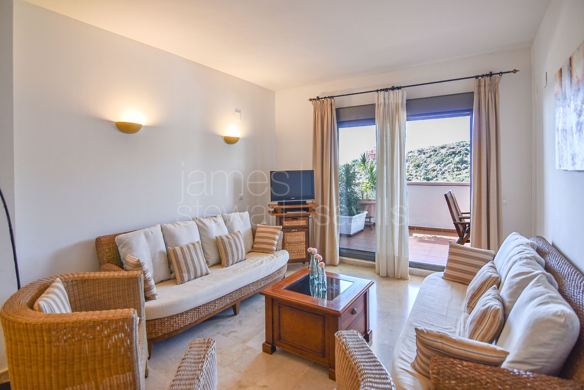 Cosy 2-Bedroom Apartment with Stunning Views in Bahía de las Rocas