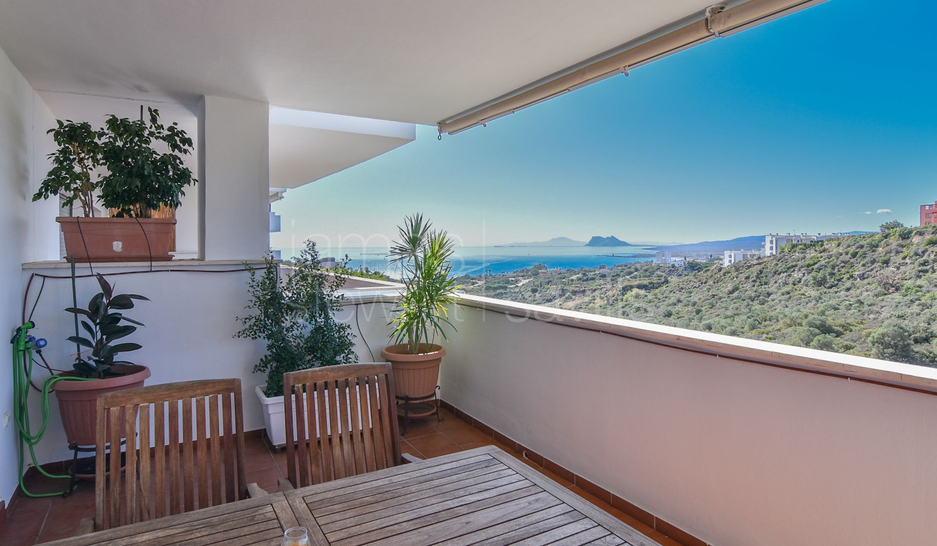 Cosy 2-Bedroom Apartment with Stunning Views in Bahía de las Rocas
