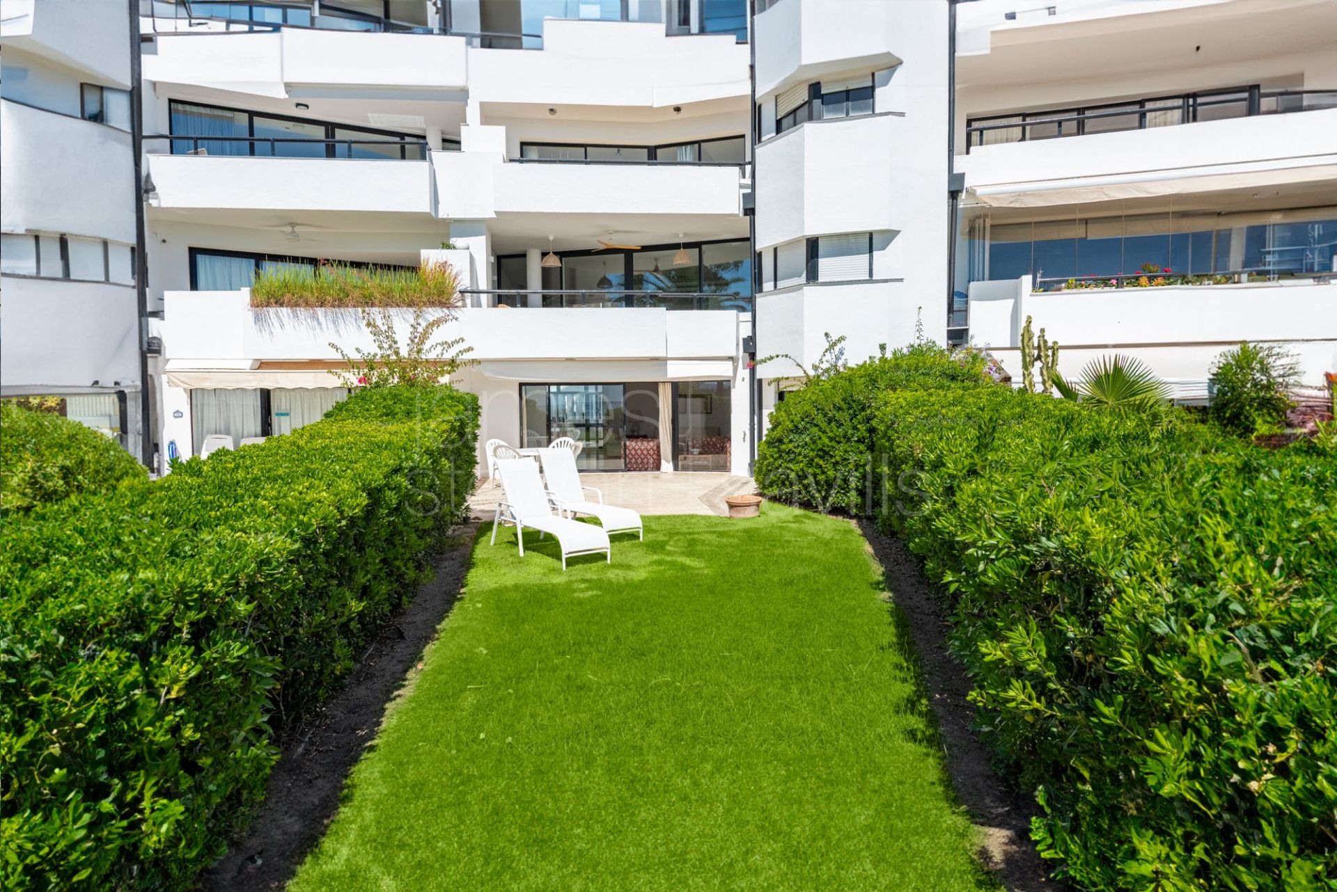 Apartamento de 4 dormitorios con jardín frente al mar Mediterráneo y el Peñón de Gibraltar