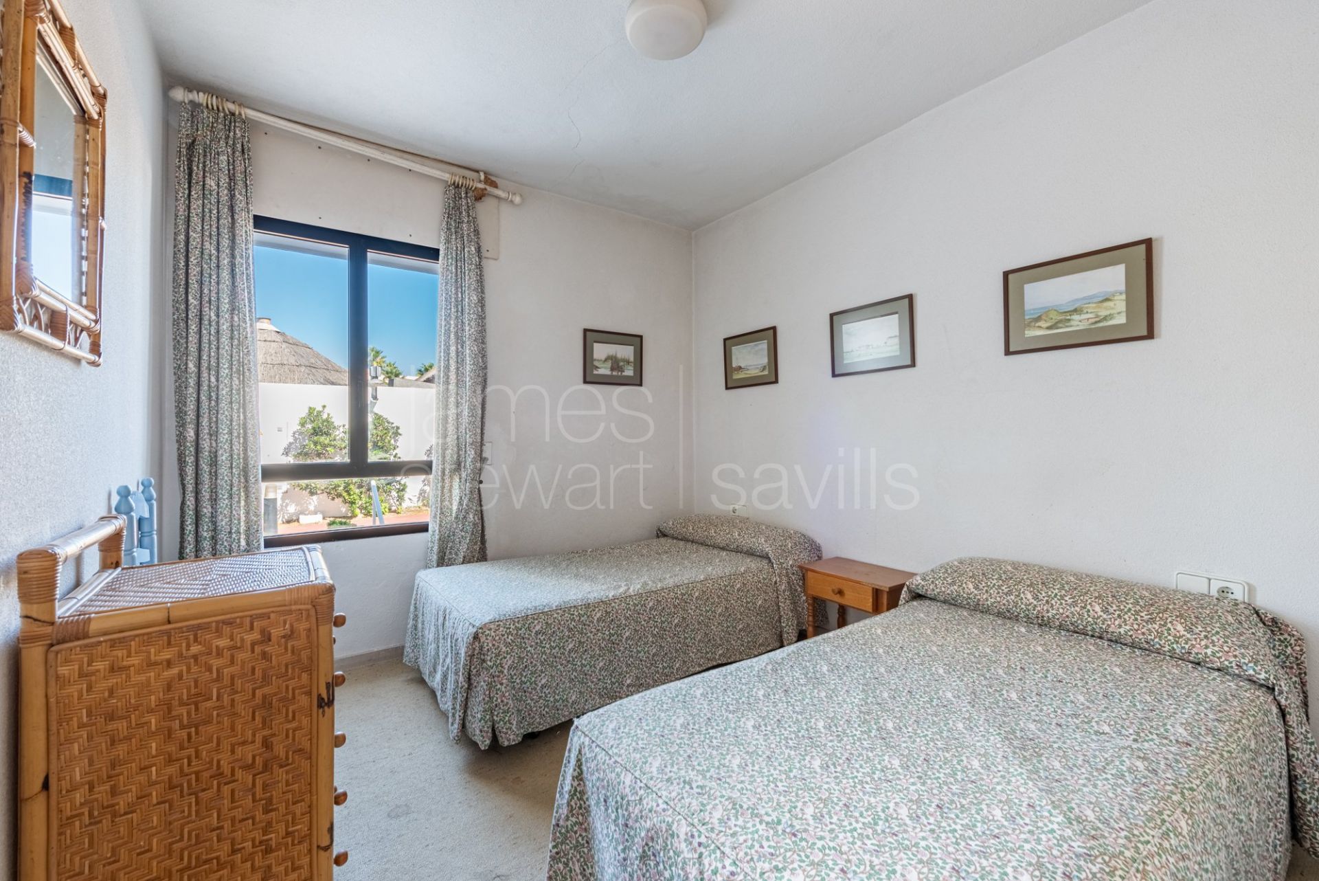 Apartamento de 4 dormitorios con jardín frente al mar Mediterráneo y el Peñón de Gibraltar