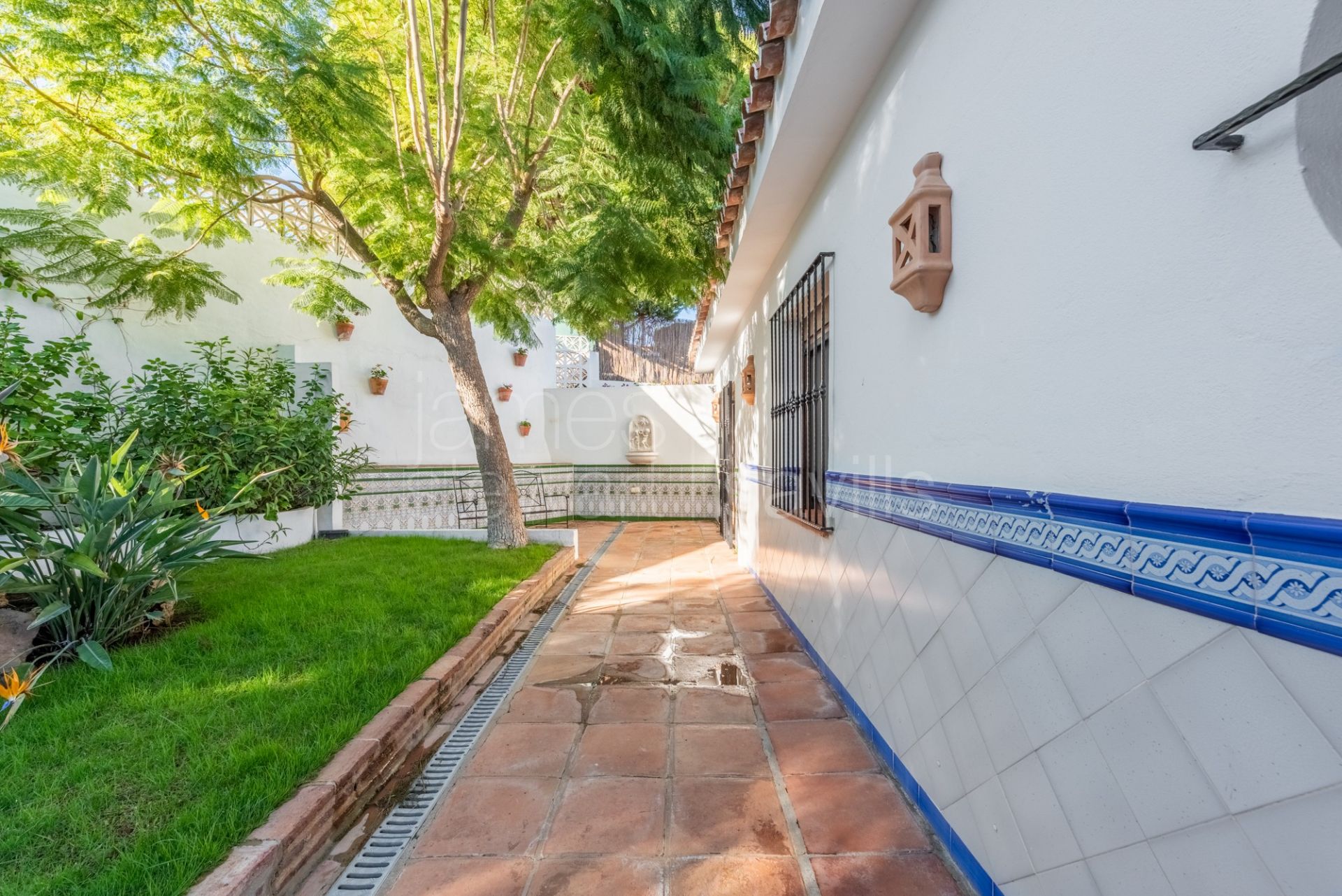 A very unique house with sea views in a quiet location close to Duquesa port