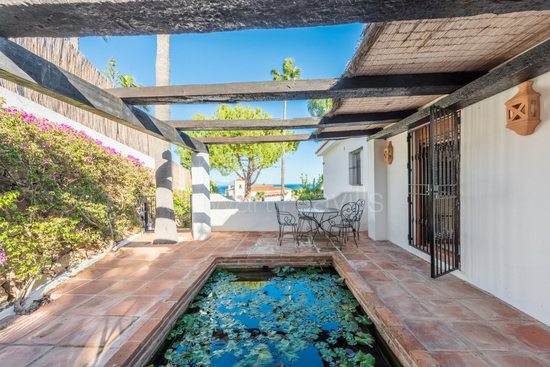 Una casa muy singular con vistas al mar en una zona tranquila cerca del puerto de Duquesa