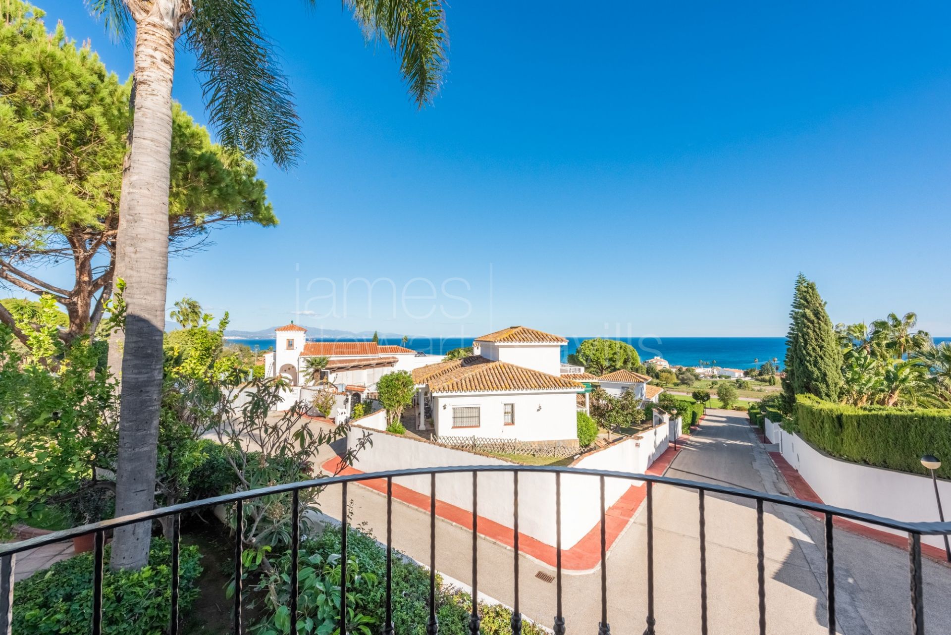 A very unique house with sea views in a quiet location close to Duquesa port