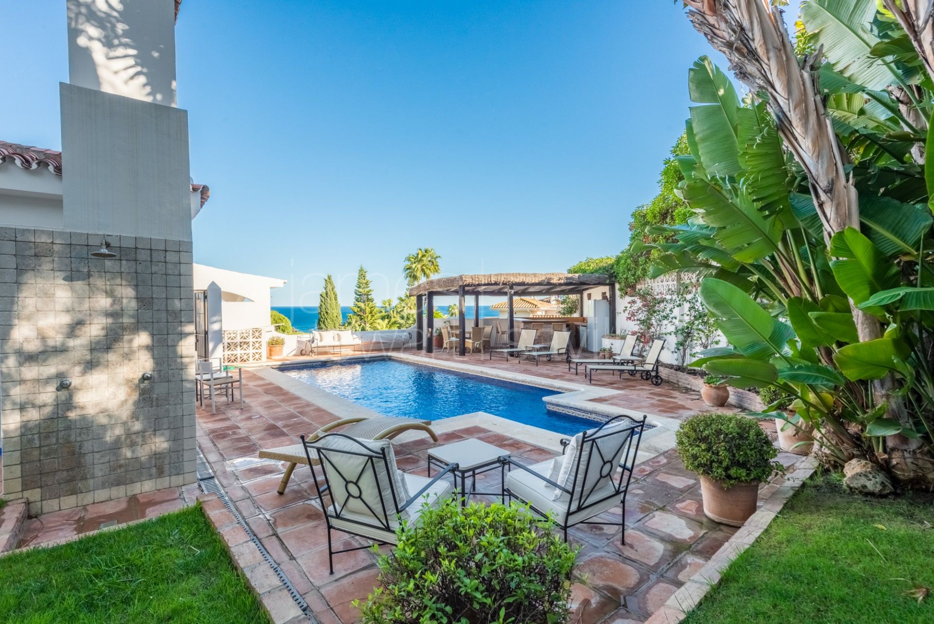 Una casa muy singular con vistas al mar en una zona tranquila cerca del puerto de Duquesa