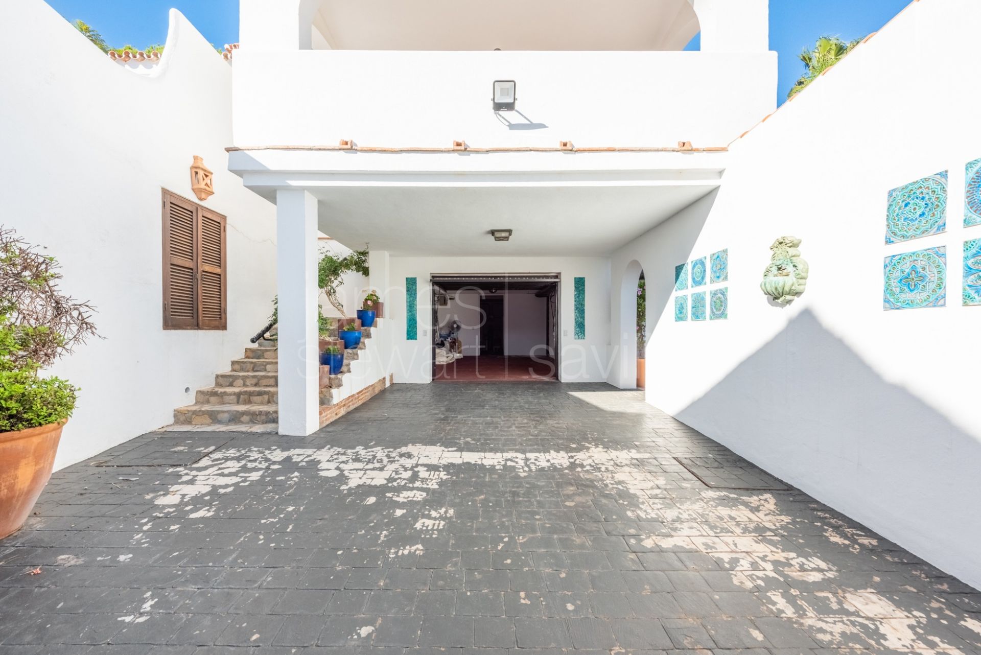 A very unique house with sea views in a quiet location close to Duquesa port