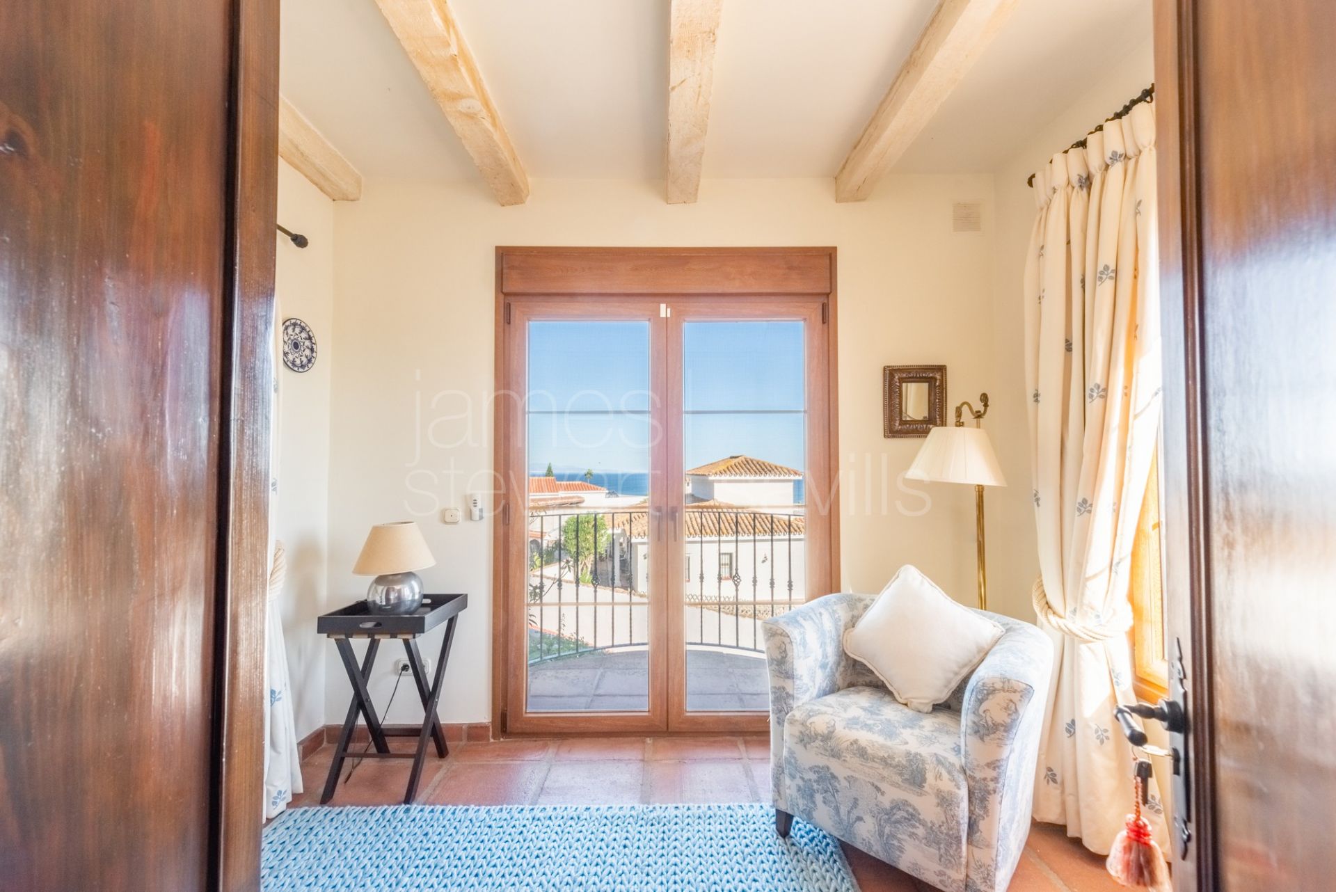 Una casa muy singular con vistas al mar en una zona tranquila cerca del puerto de Duquesa