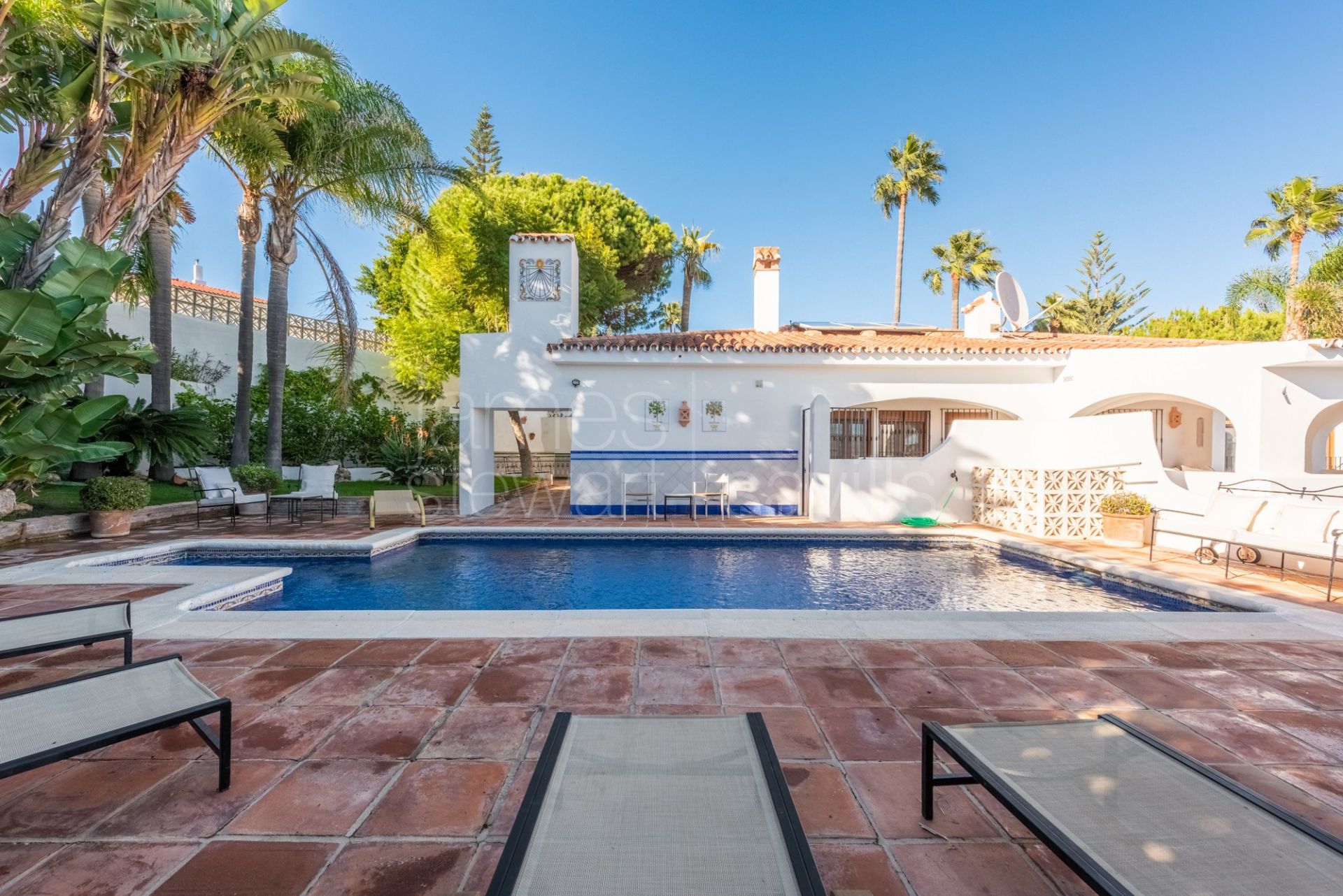 Una casa muy singular con vistas al mar en una zona tranquila cerca del puerto de Duquesa