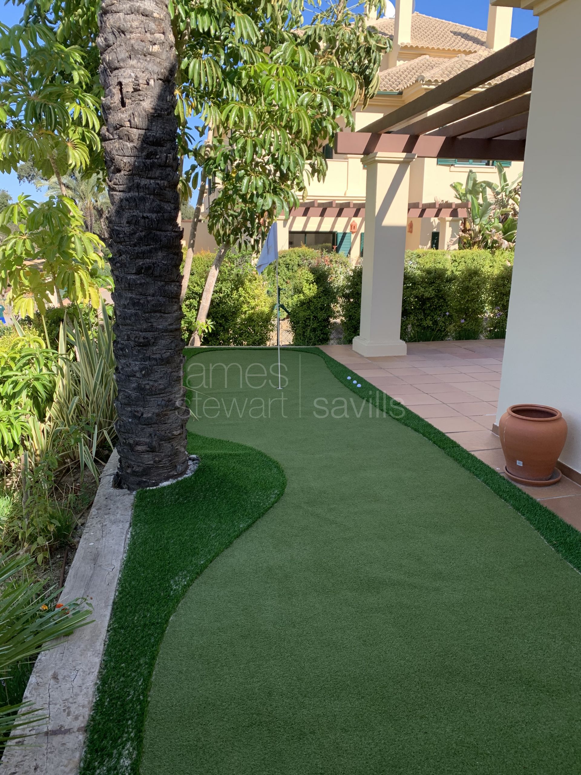 Apartamento con jardin privado en primera línea de golf en el corazón del San Roque Club