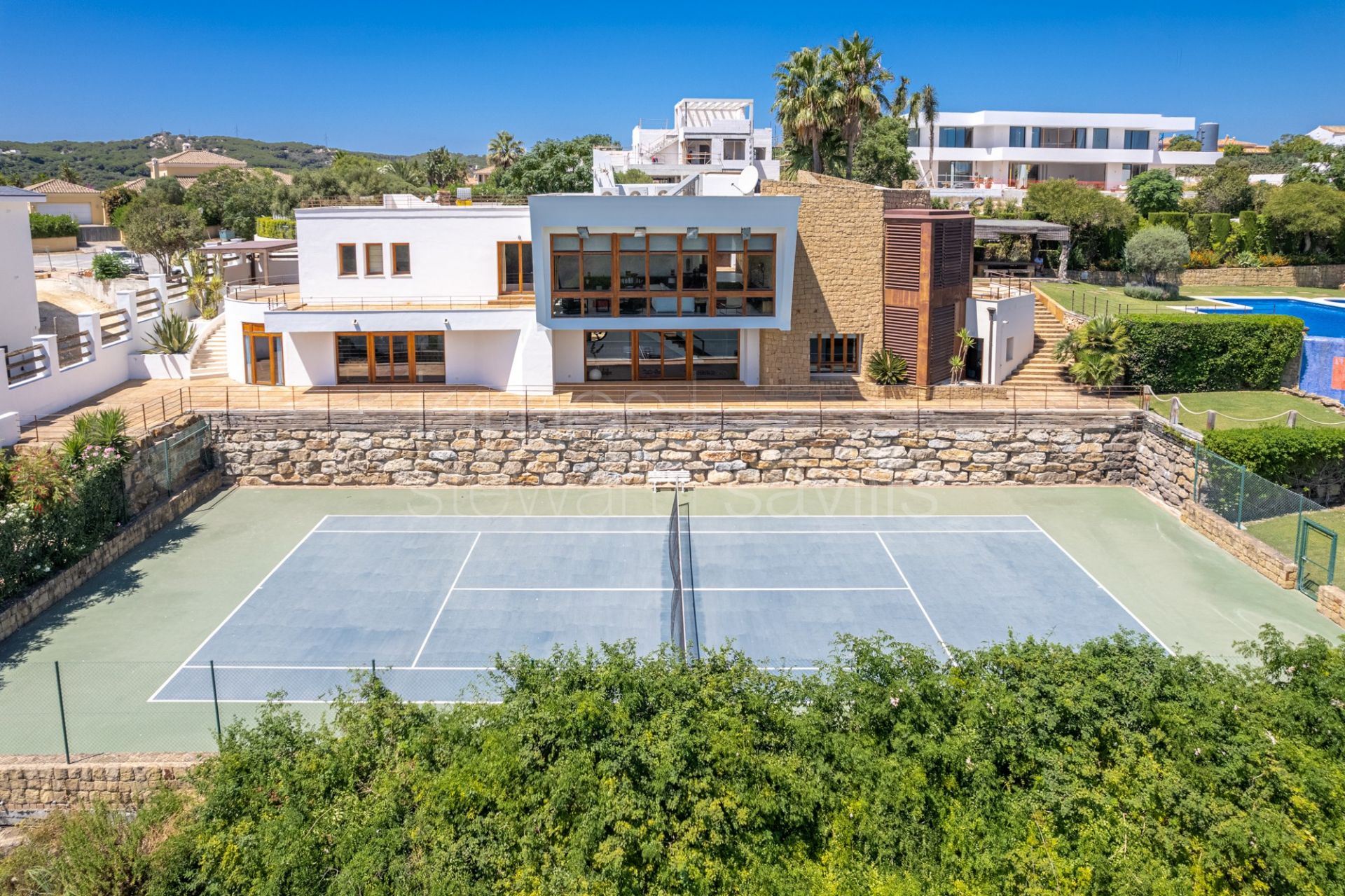 Unique opportunity to buy two villas with tennis court in Sotogrande Alto