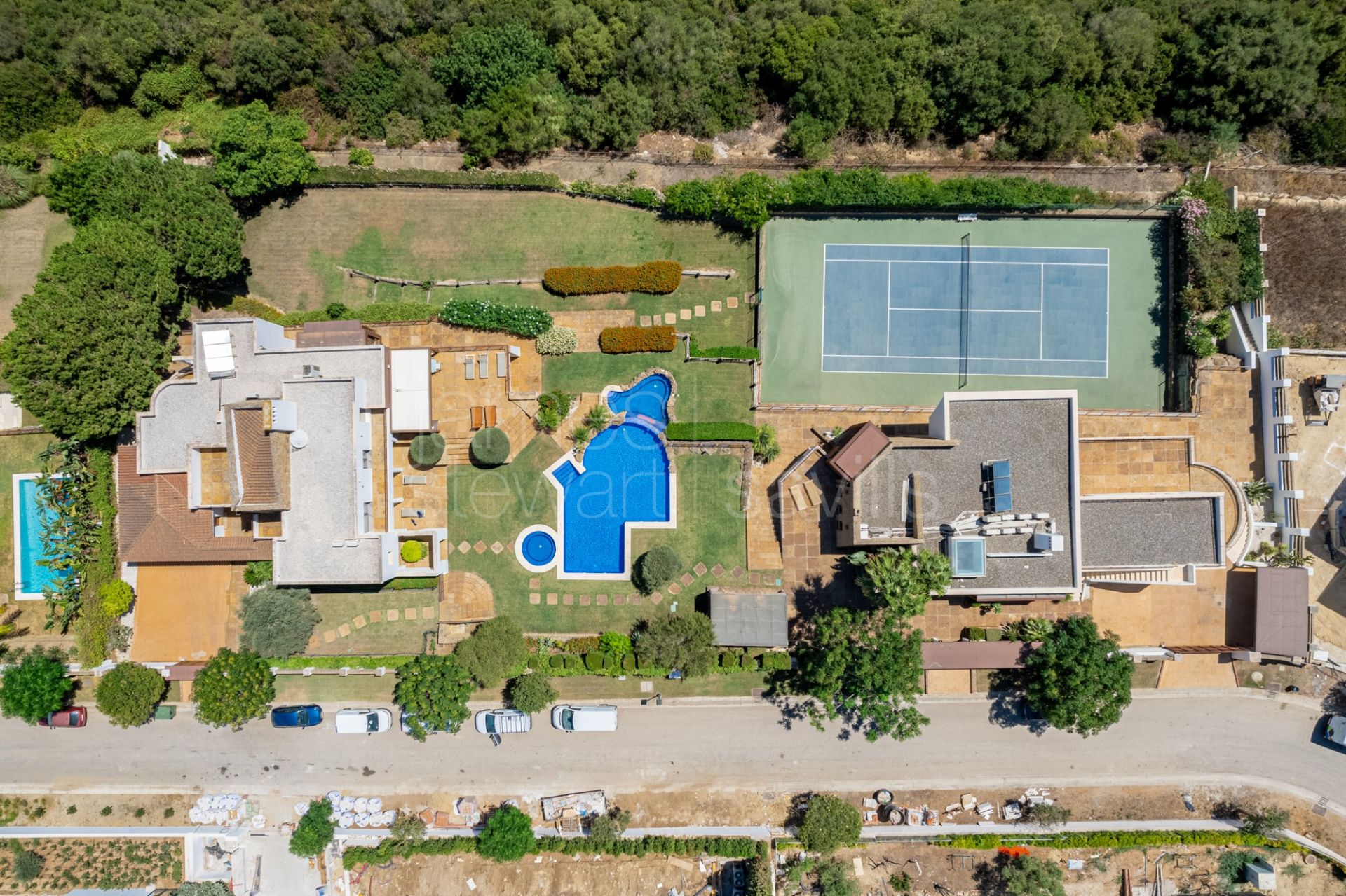 Oportunidad única de adquirir dos villas con pista de tenis en una gran parcela en Sotogrande Alto.