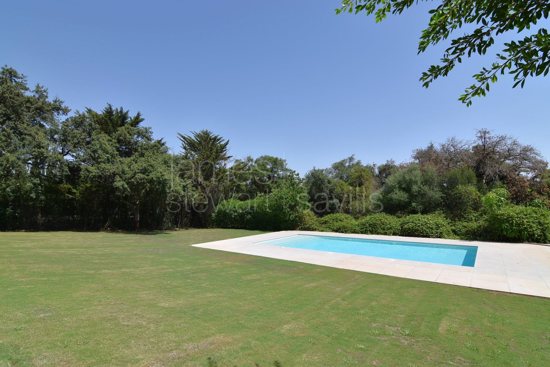 Stunningly renovated villa with guest suite in the C zone of Sotogrande