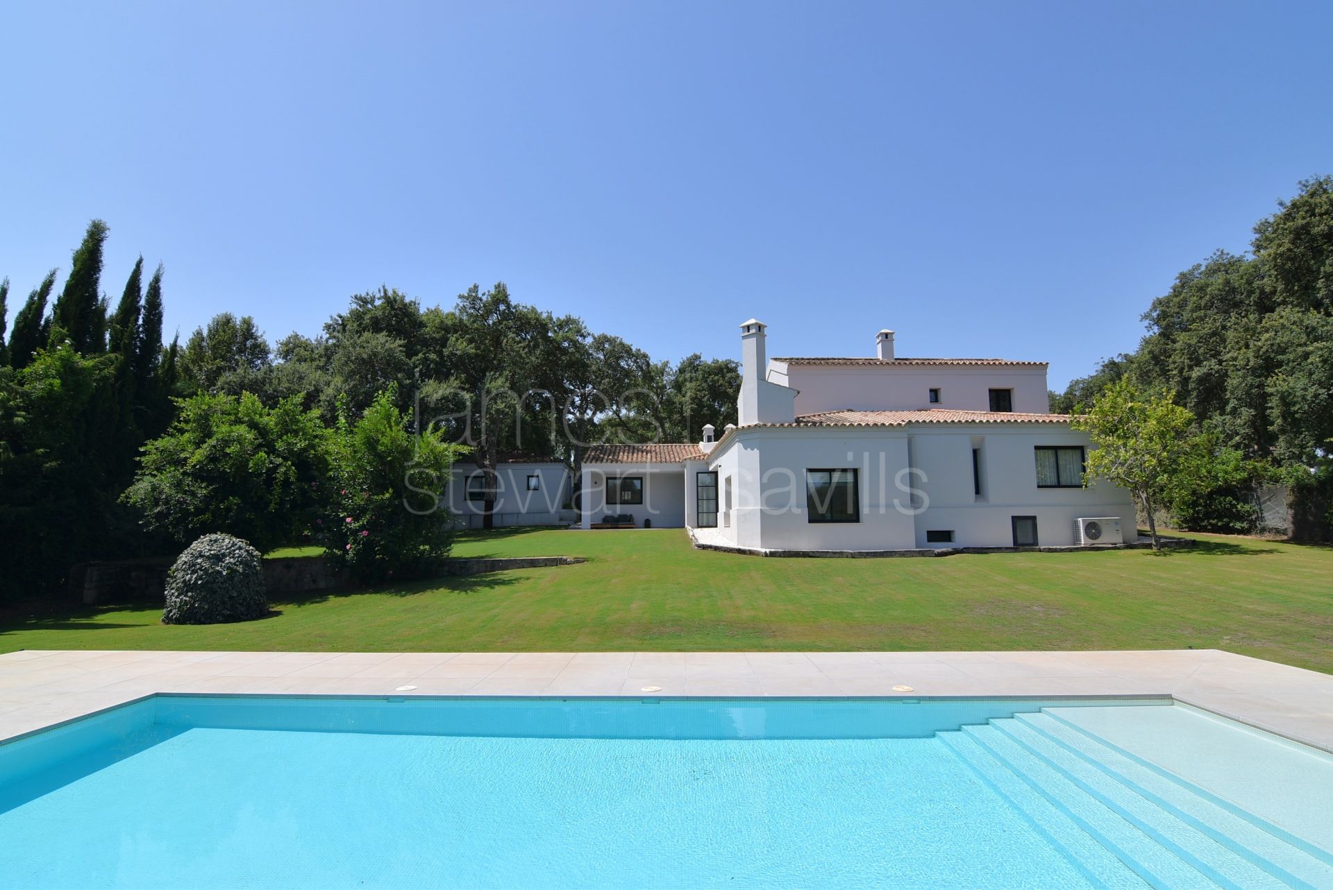 Stunningly renovated villa with guest suite in the C zone of Sotogrande