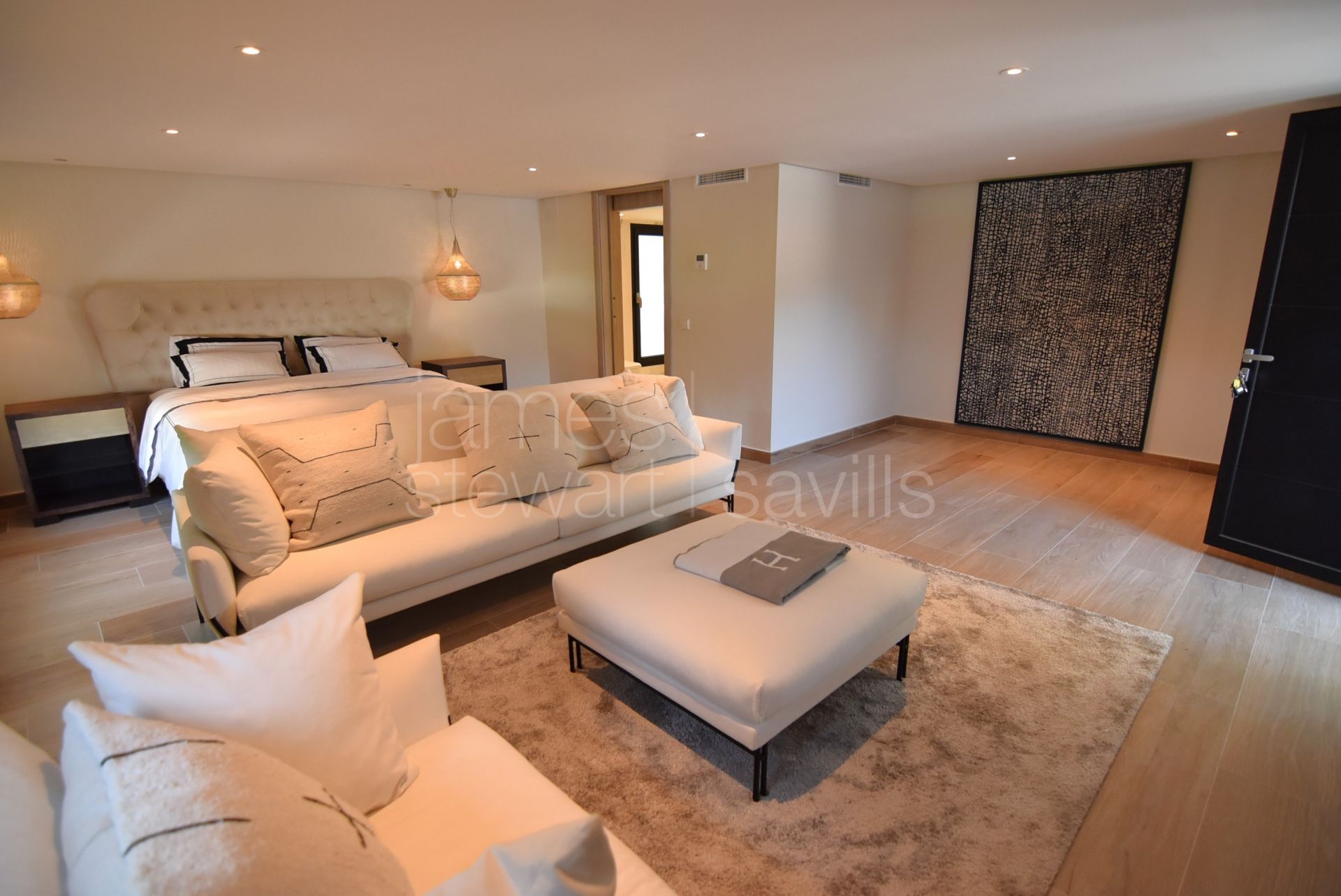 Stunningly renovated villa with guest suite in the C zone of Sotogrande