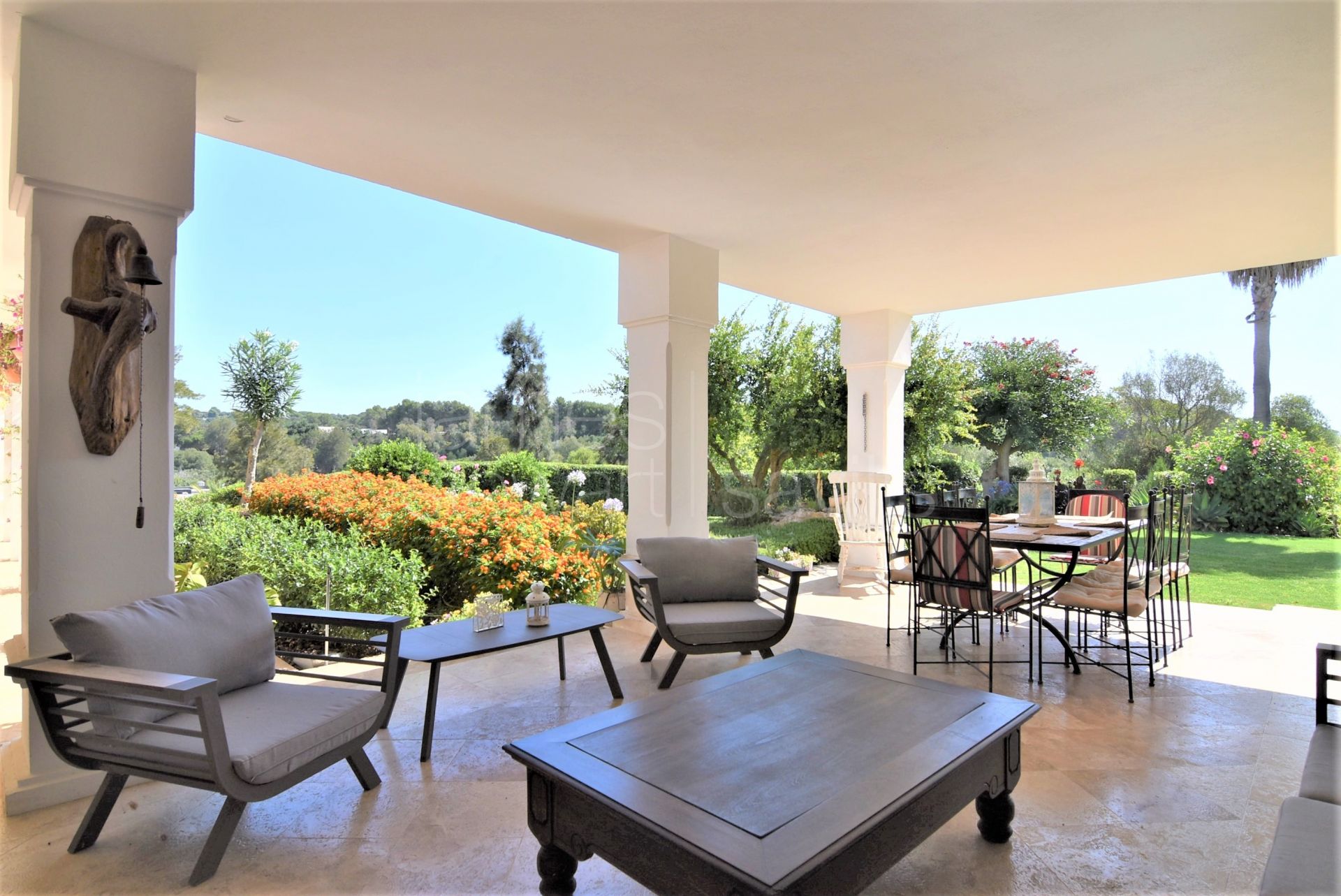 A lovely family home close to Real Valderrama GC with mature gardens and separate apartment