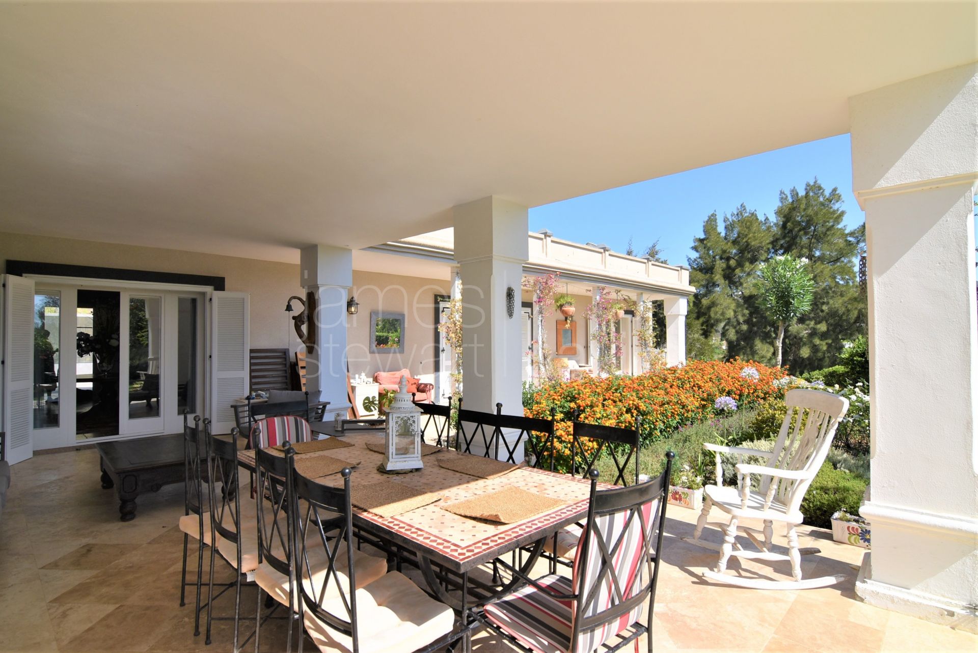 A lovely family home close to Real Valderrama GC with mature gardens and separate apartment