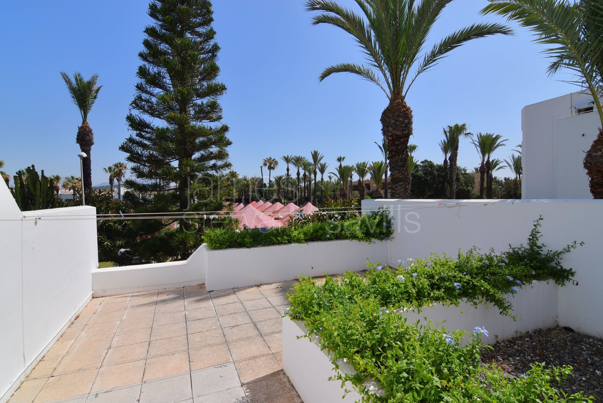 Casa pareada en primera linea del rio/mar en la playa de Sotogrande