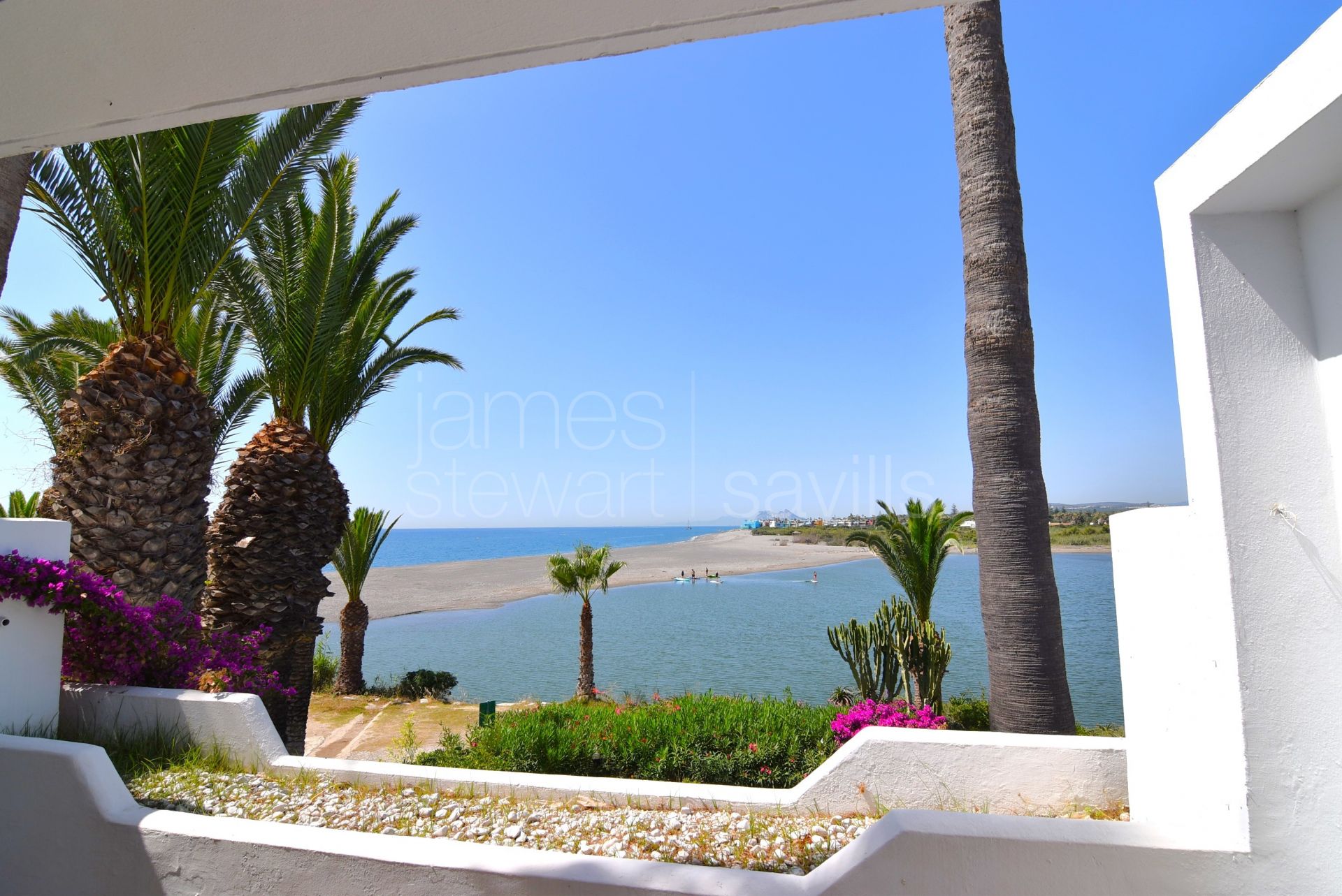 Casa pareada en primera linea del rio/mar en la playa de Sotogrande