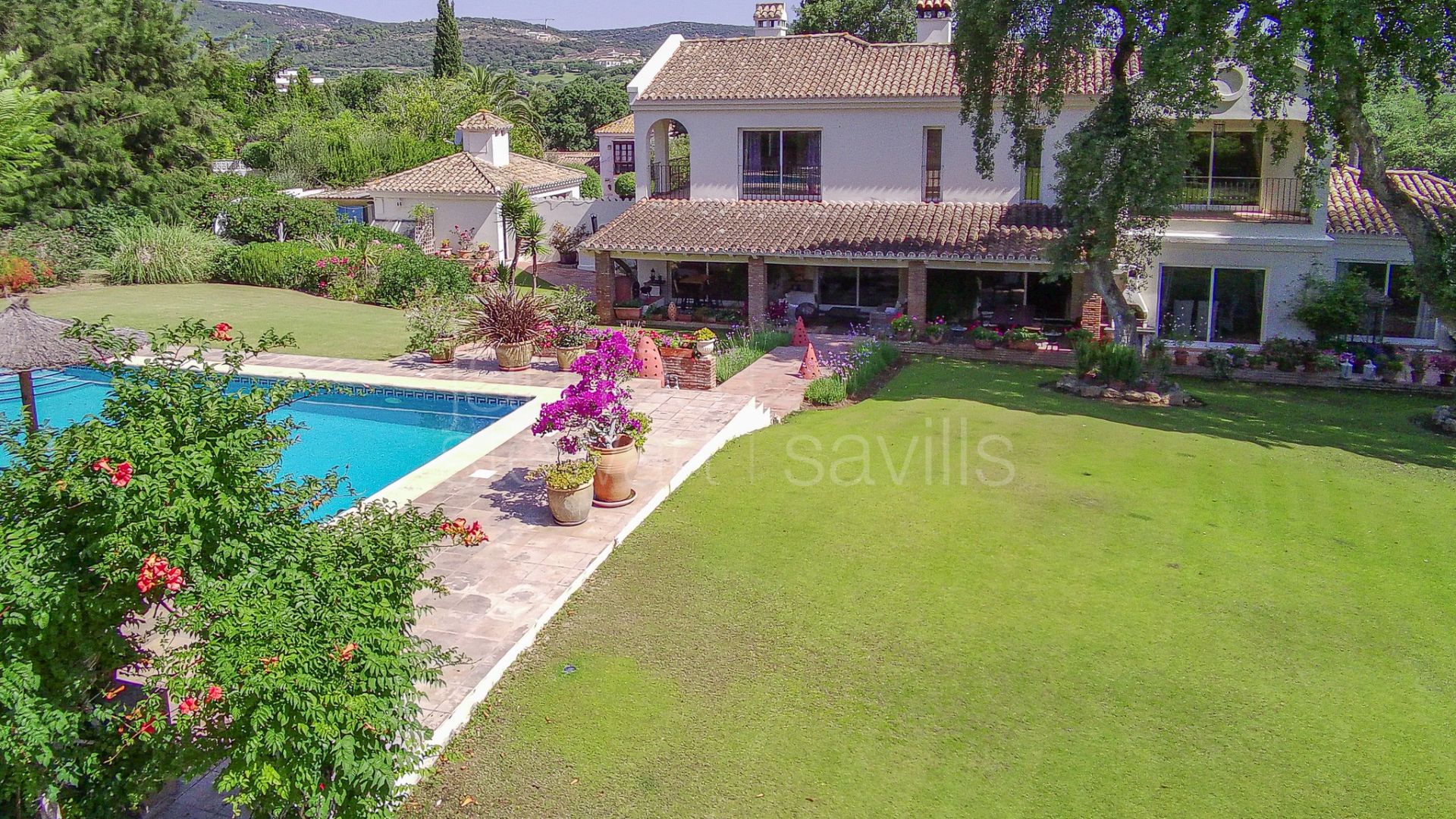 Acogedora Villa con amplios Jardines y Terraza en Sotogrande Central