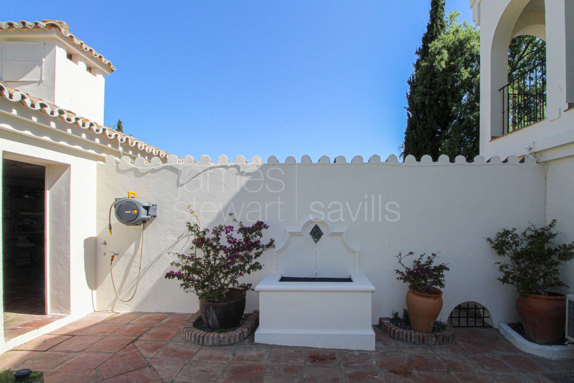 Cosy Villa with Gardens and Terrace in Sotogrande Central