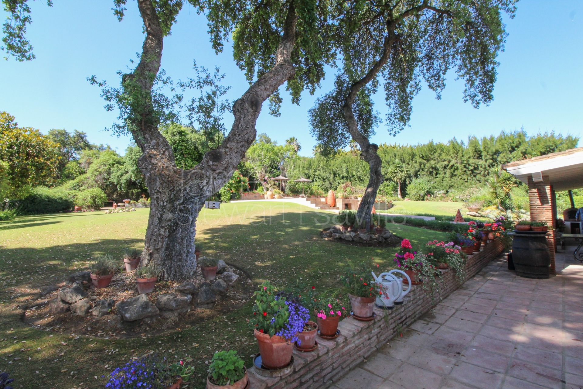 Acogedora Villa con amplios Jardines y Terraza en Sotogrande Central