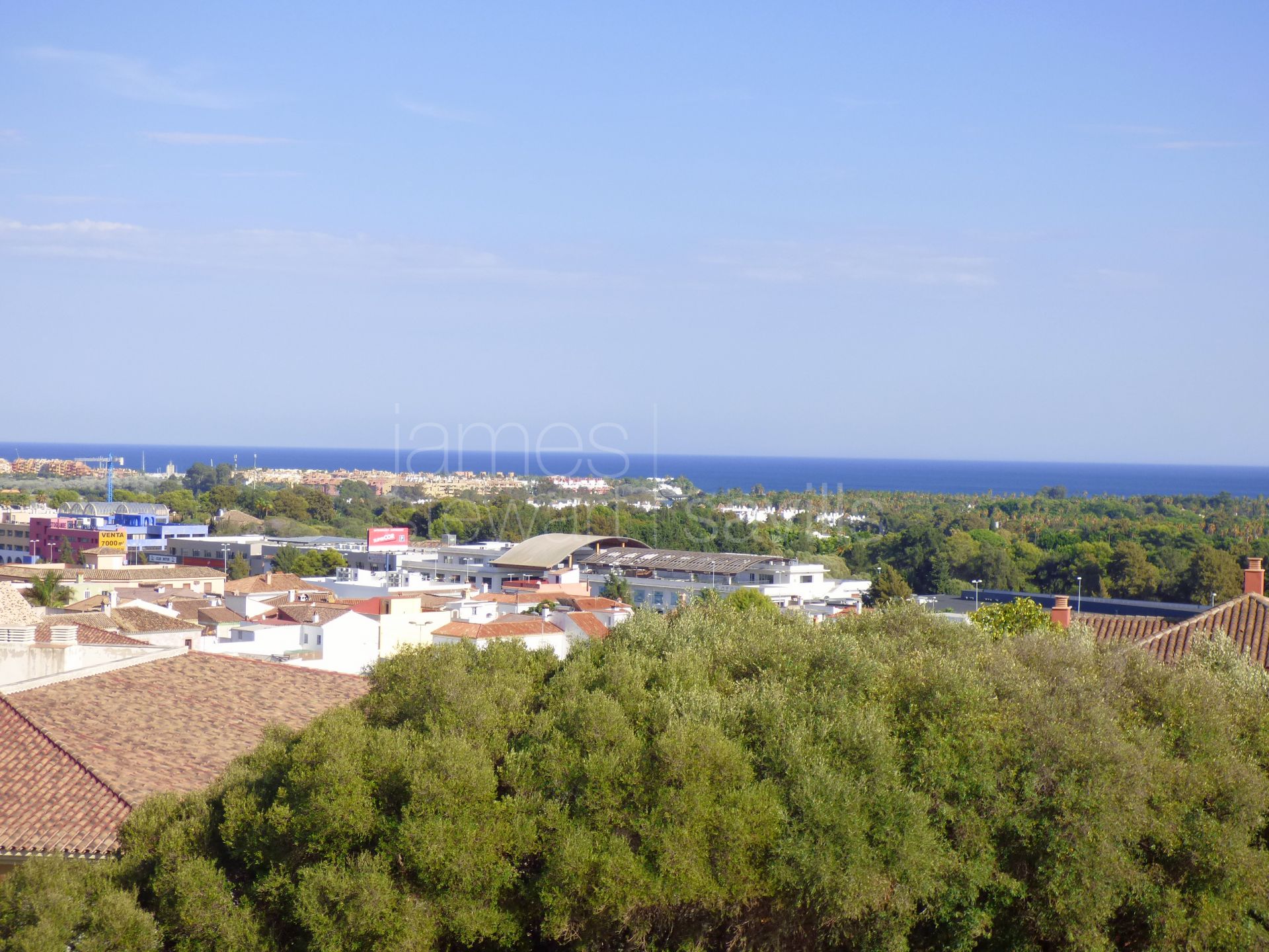 3 storey townhouse plus solarium in Pueblo Nuevo de Guadiaro with sea views