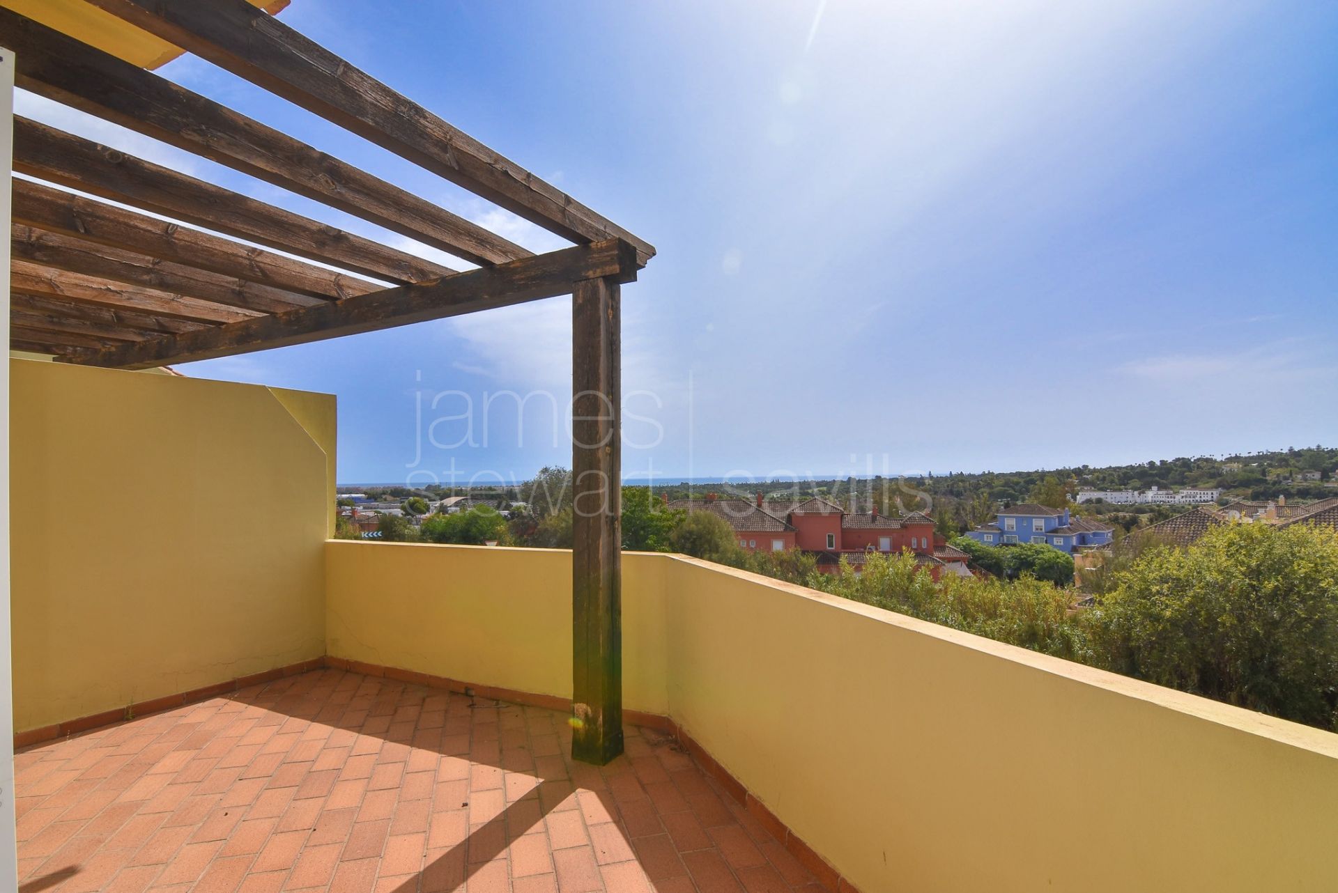 3 storey townhouse plus solarium in Pueblo Nuevo de Guadiaro with sea views