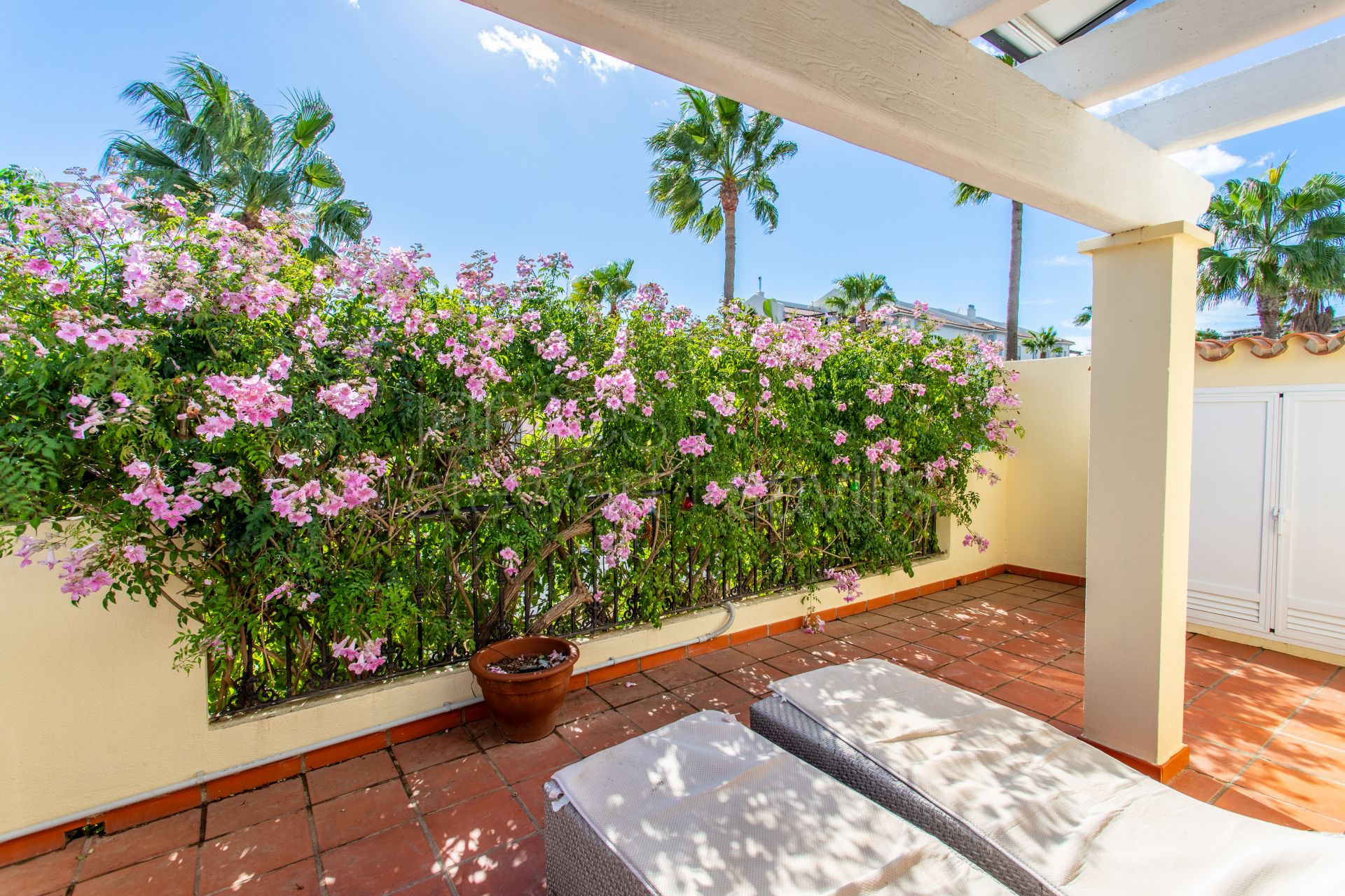 Casa adosada de 5 dormitorios en La Alcaidesa con excepcionales vistas al mar