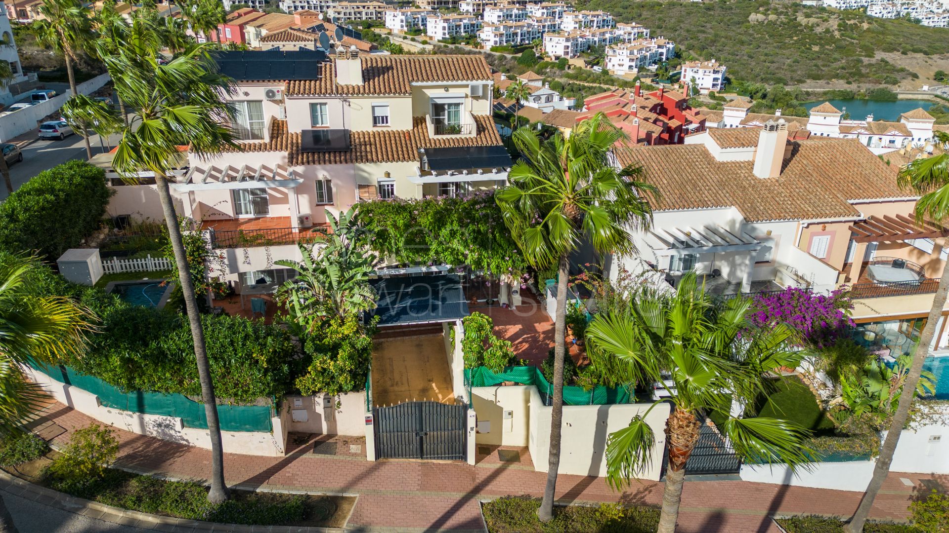 Casa adosada de 5 dormitorios en La Alcaidesa con excepcionales vistas al mar