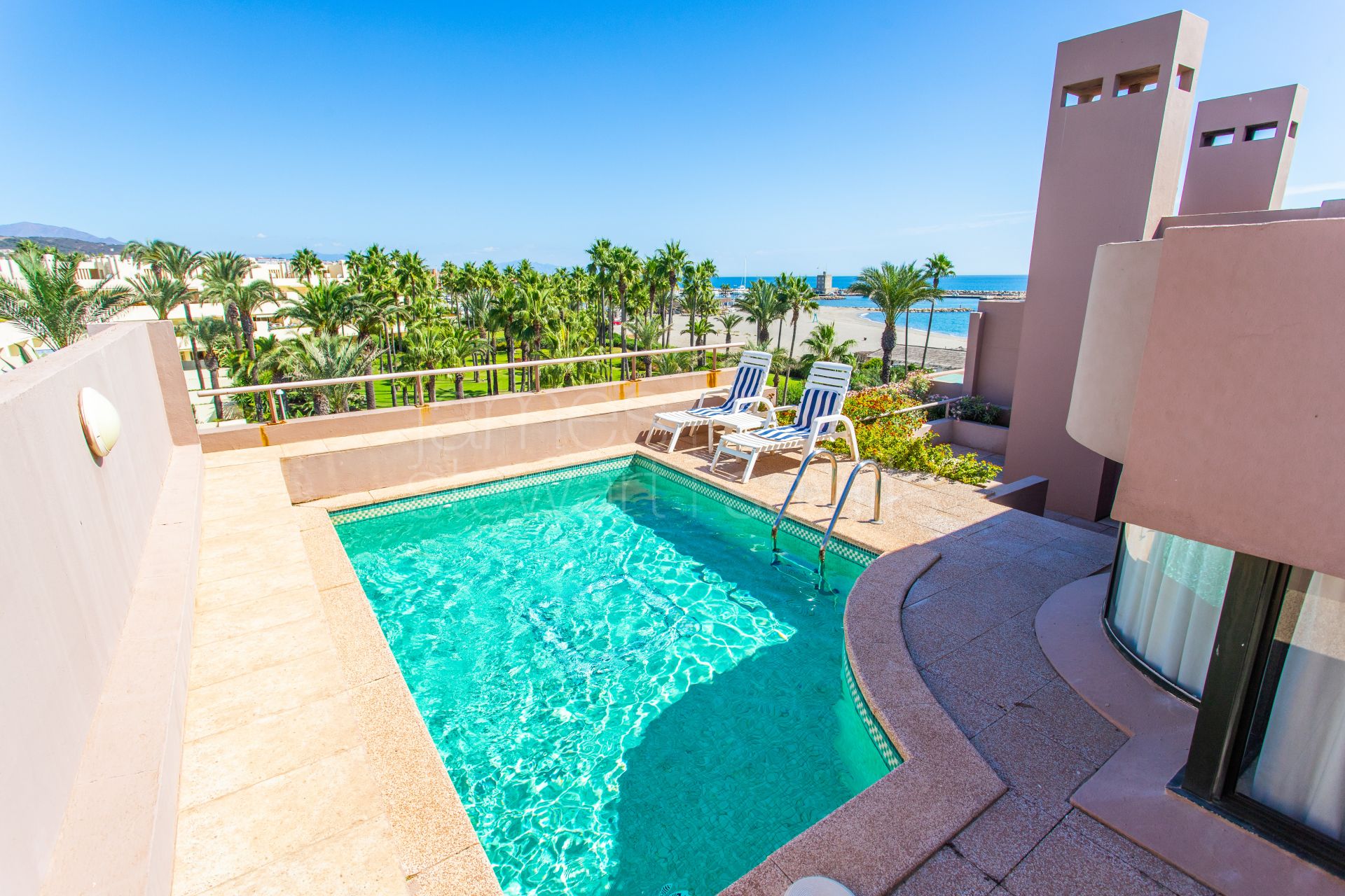 Ático duplex con piscina privada en Paseo del Mar, Sotogrande Playa