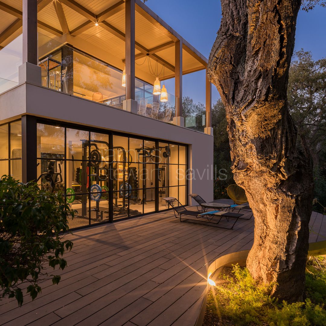 Sofisticada Villa de Diseño Atemporal y Entorno Natural en Sotogrande Alto