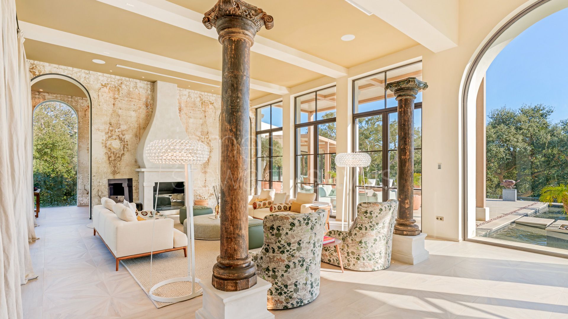 Sofisticada Villa de Diseño Atemporal y Entorno Natural en Sotogrande Alto