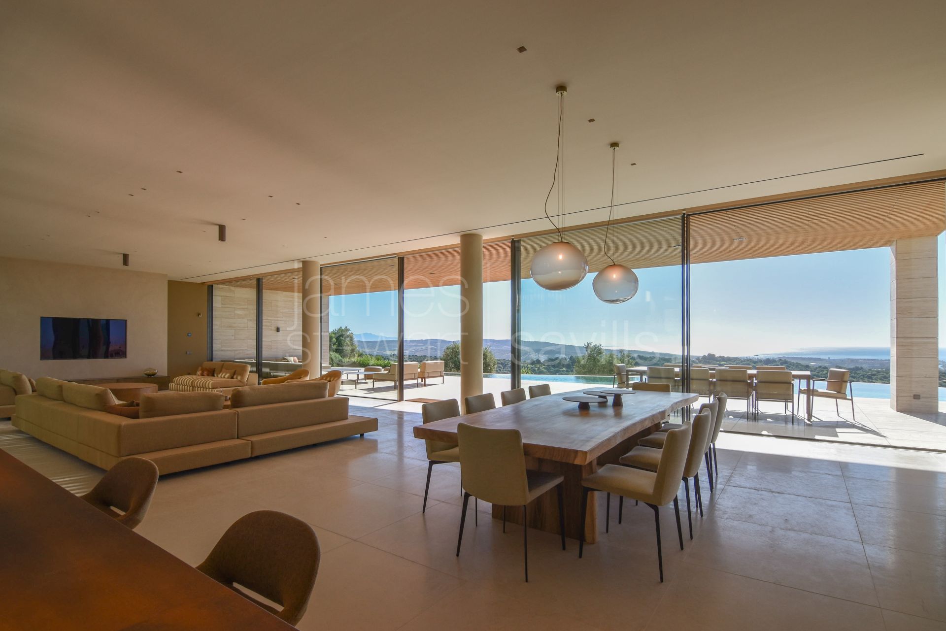 Villa contemporánea con vistas panorámicas al mar, al golf y a las montañas en La Reserva, Sotogrande
