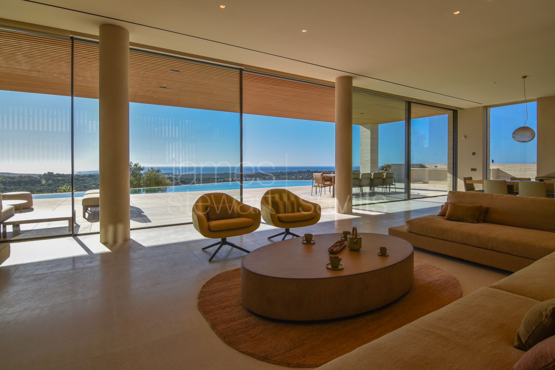 Villa contemporánea con vistas panorámicas al mar, al golf y a las montañas en La Reserva, Sotogrande