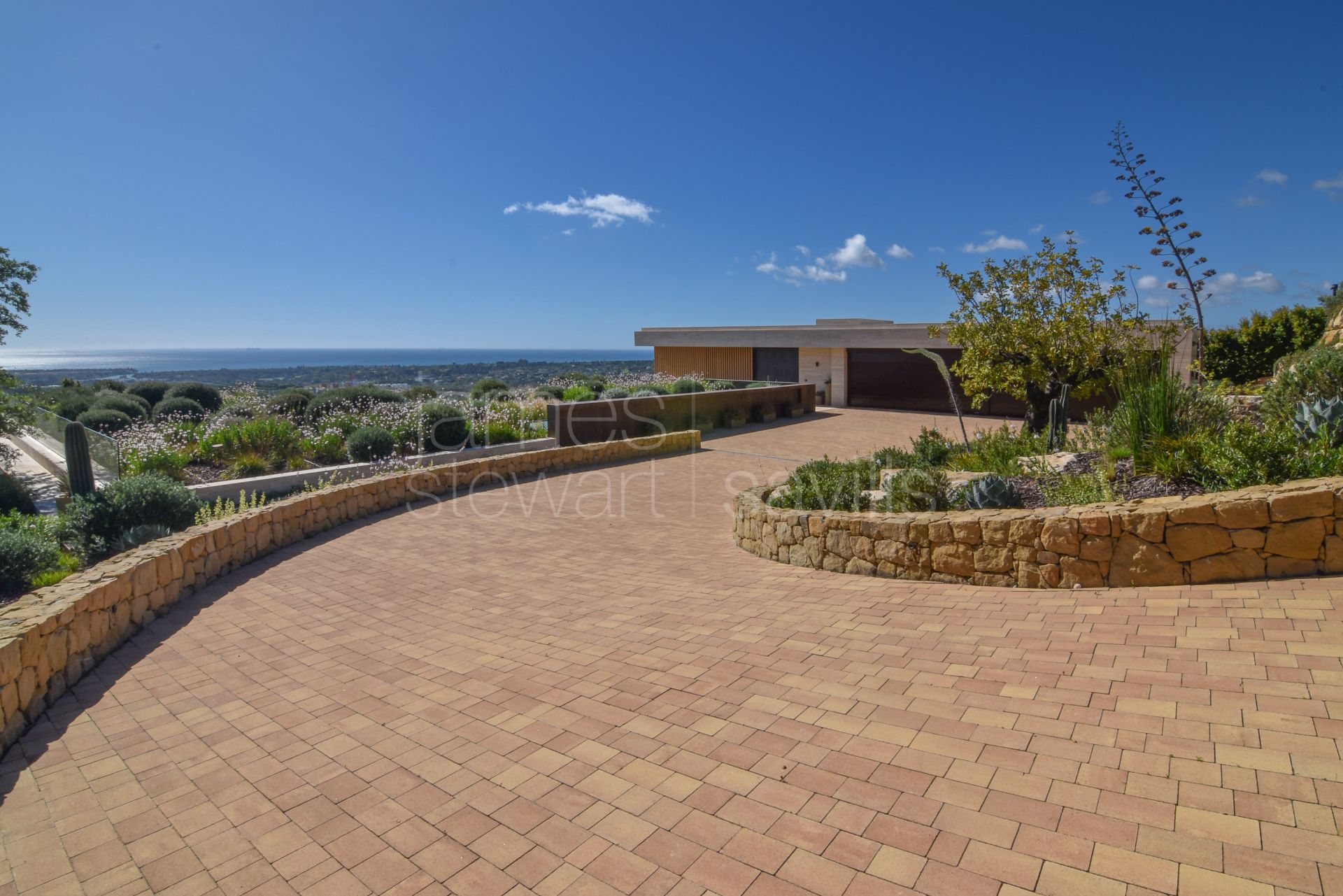 Villa contemporánea con vistas panorámicas al mar, al golf y a las montañas en La Reserva, Sotogrande