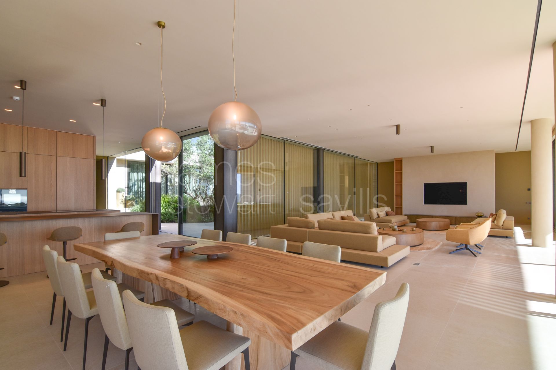 Villa contemporánea con vistas panorámicas al mar, al golf y a las montañas en La Reserva, Sotogrande