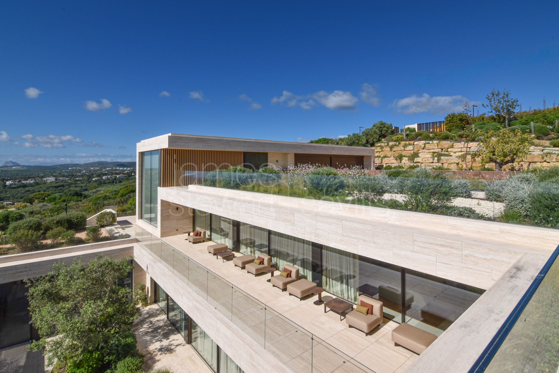 Villa contemporánea con vistas panorámicas al mar, al golf y a las montañas en La Reserva, Sotogrande