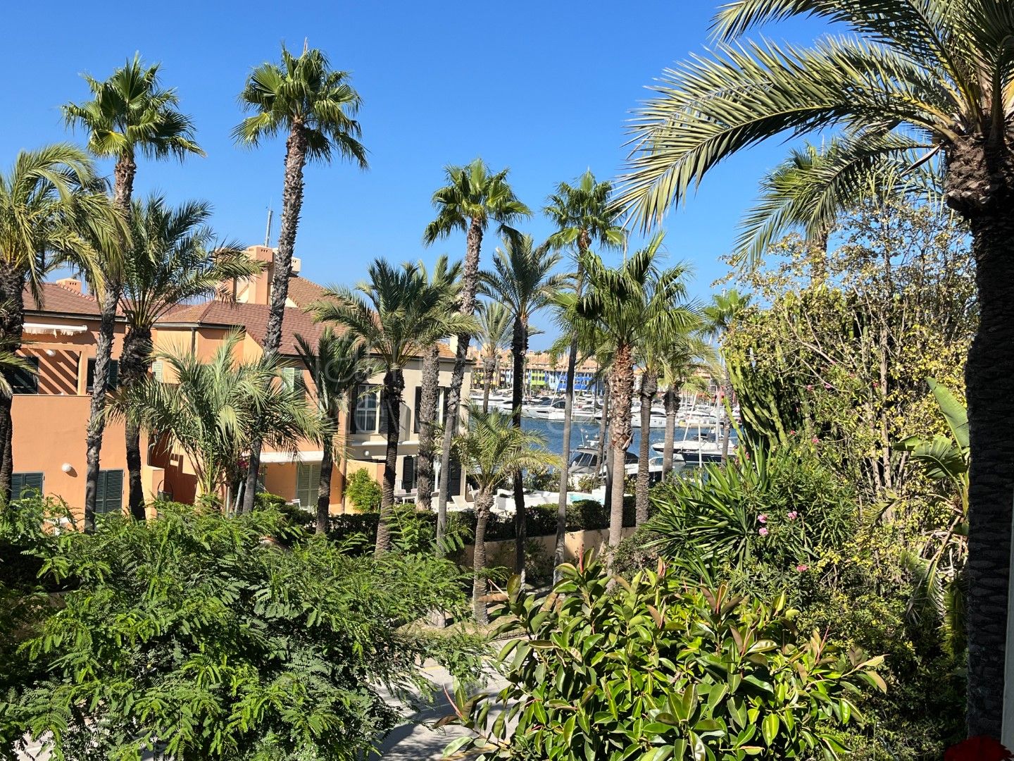 Apartment with Sea Views in One of the Best Buildings in Sotogrande Playa