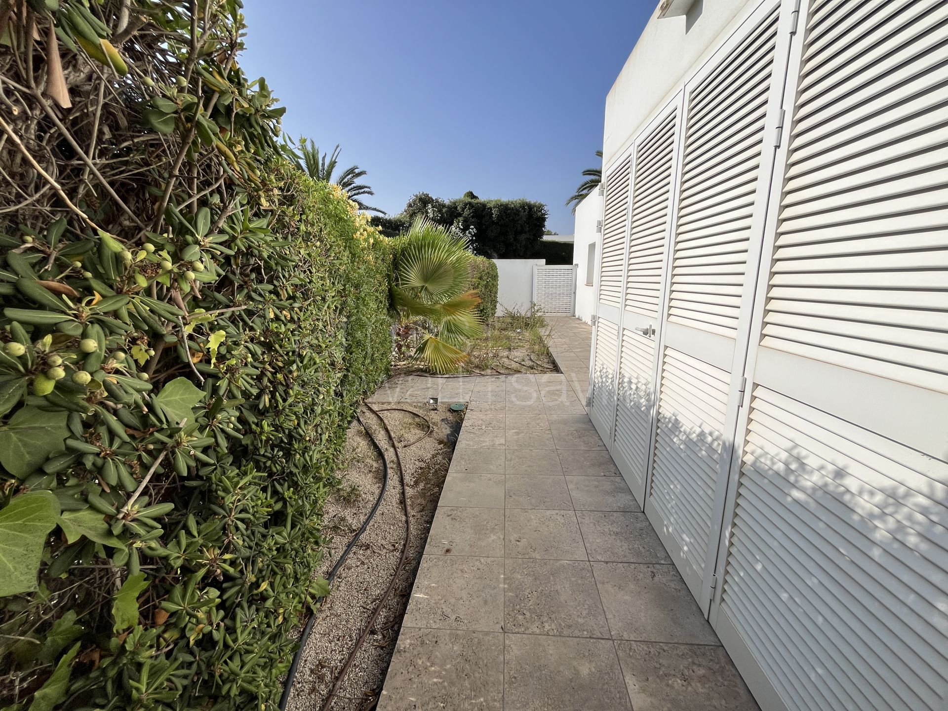 Bungalow junto a Trocadero Beach Club con amplio jardín y vistas al mar