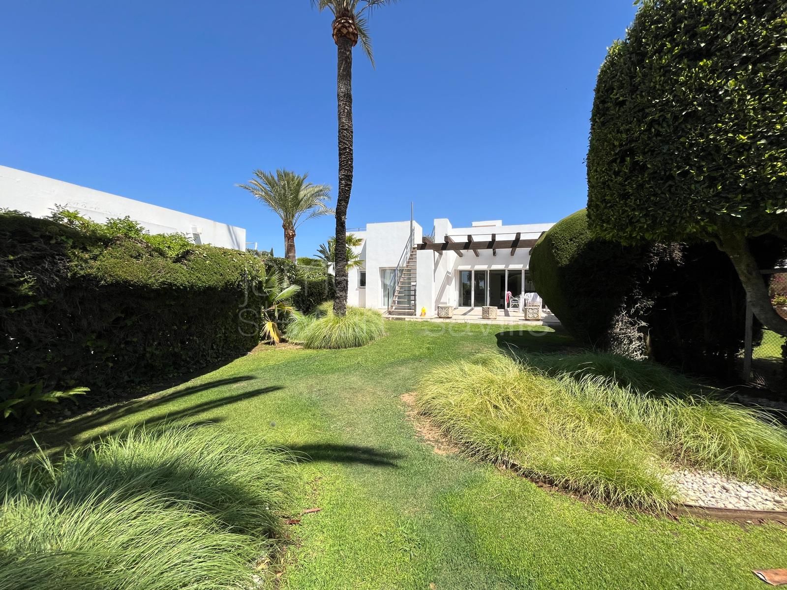 Bungalow junto a Trocadero Beach Club con amplio jardín y vistas al mar