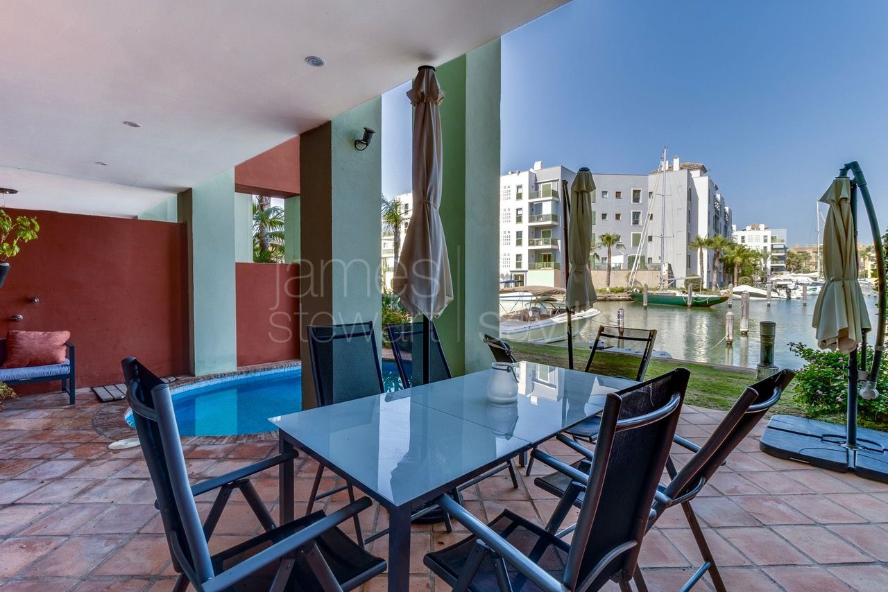 Dúplex en planta baja con vistas a la Marina de Sotogrande y pequeña piscina privada