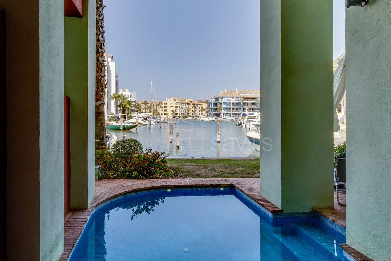 Dúplex en planta baja con vistas a la Marina de Sotogrande y pequeña piscina privada